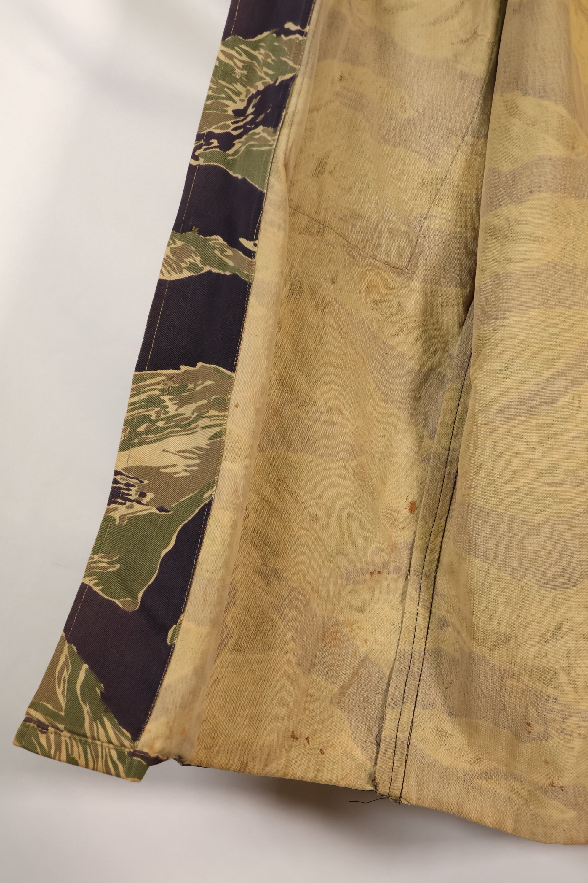 20 世纪 60 年代中期美国裁制的大号冲绳虎虎条纹衬衫，褪色，使用过。