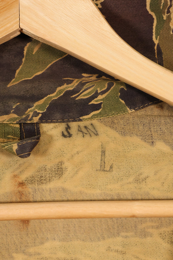 20 世纪 60 年代中期美国裁制的大号冲绳虎虎条纹衬衫，褪色，使用过。