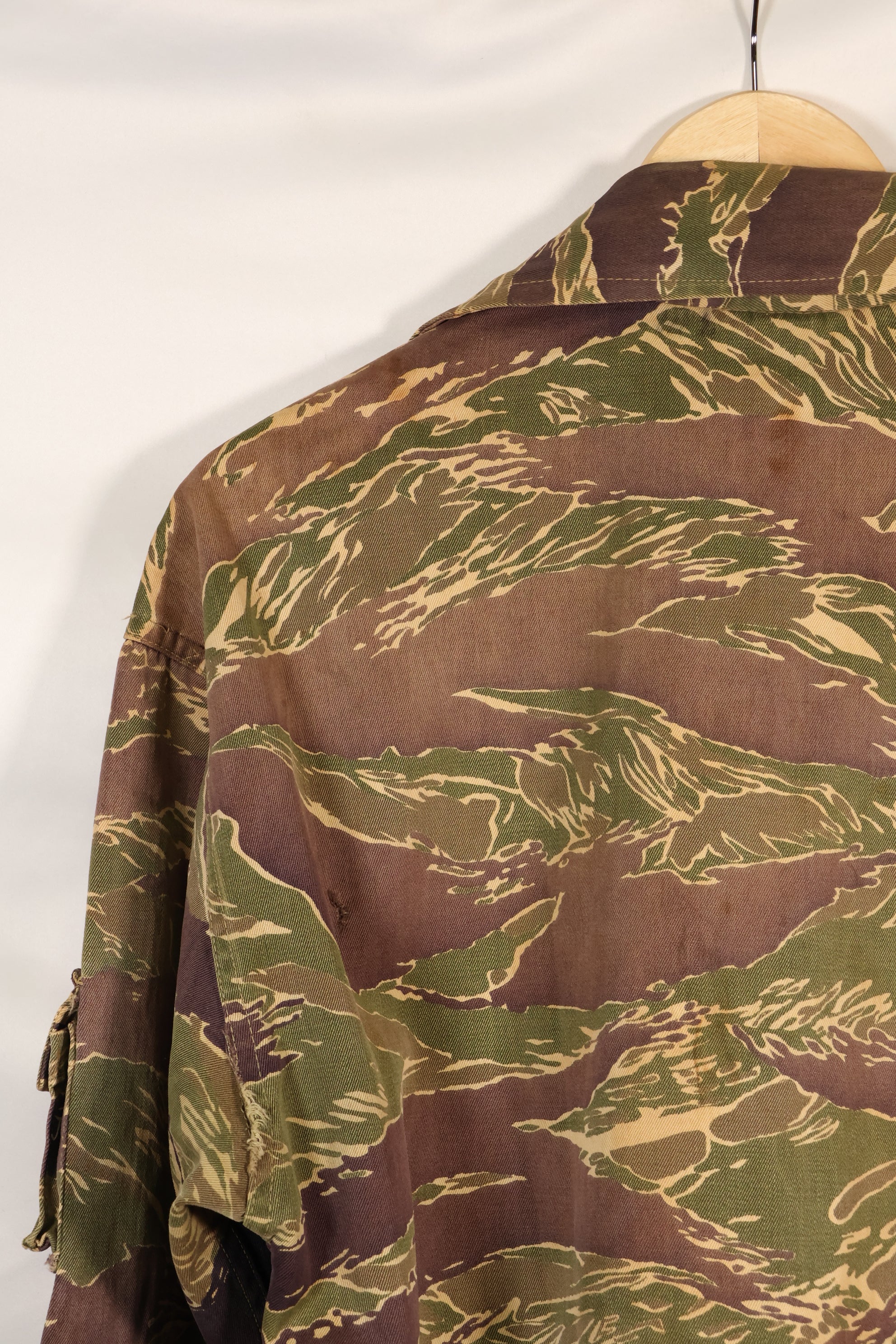 20 世纪 60 年代中期美国裁制的大号冲绳虎虎条纹衬衫，褪色，使用过。