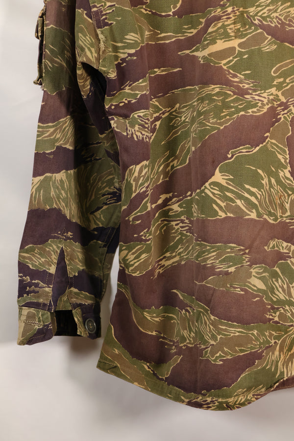 20 世纪 60 年代中期美国裁制的大号冲绳虎虎条纹衬衫，褪色，使用过。