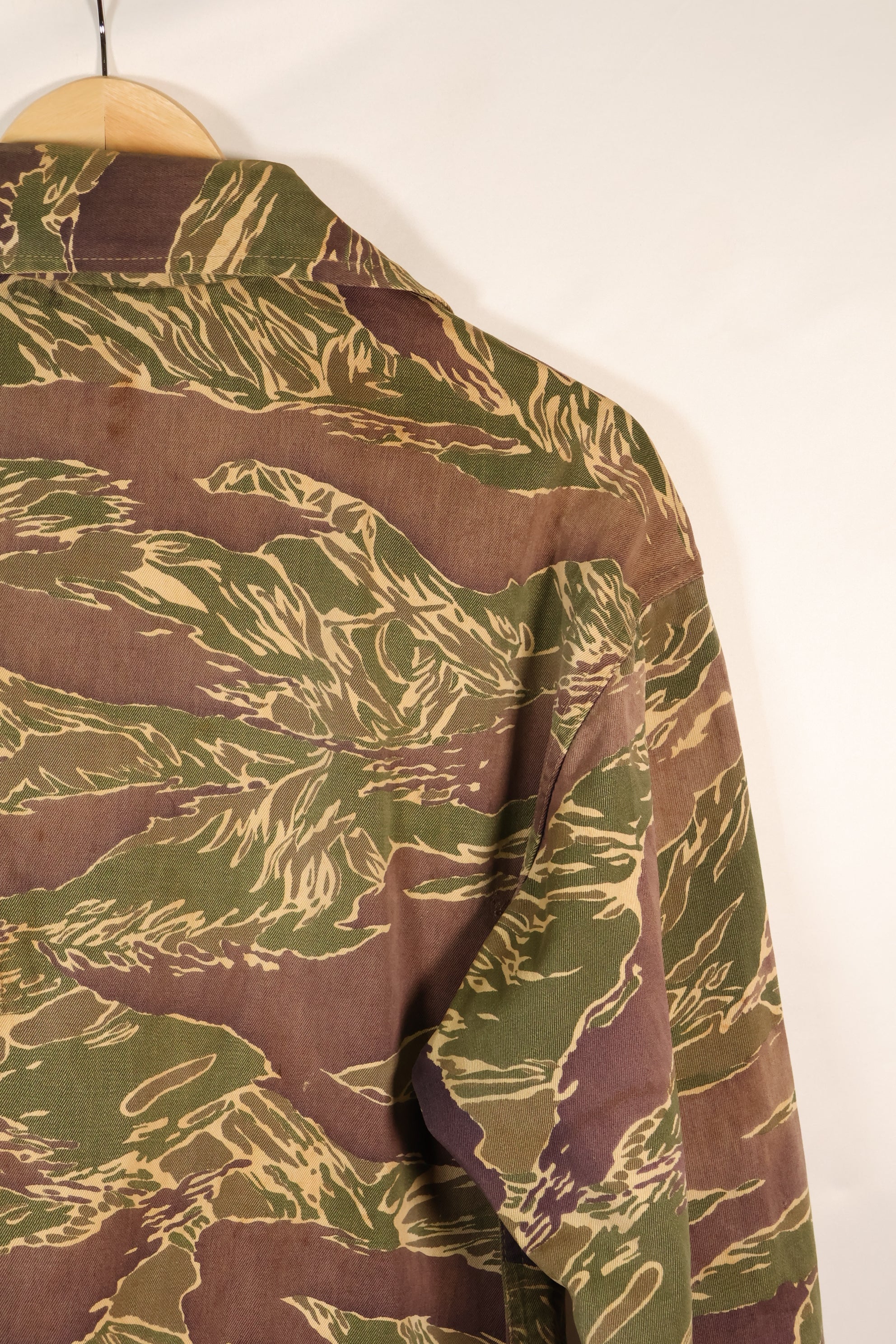 20 世纪 60 年代中期美国裁制的大号冲绳虎虎条纹衬衫，褪色，使用过。