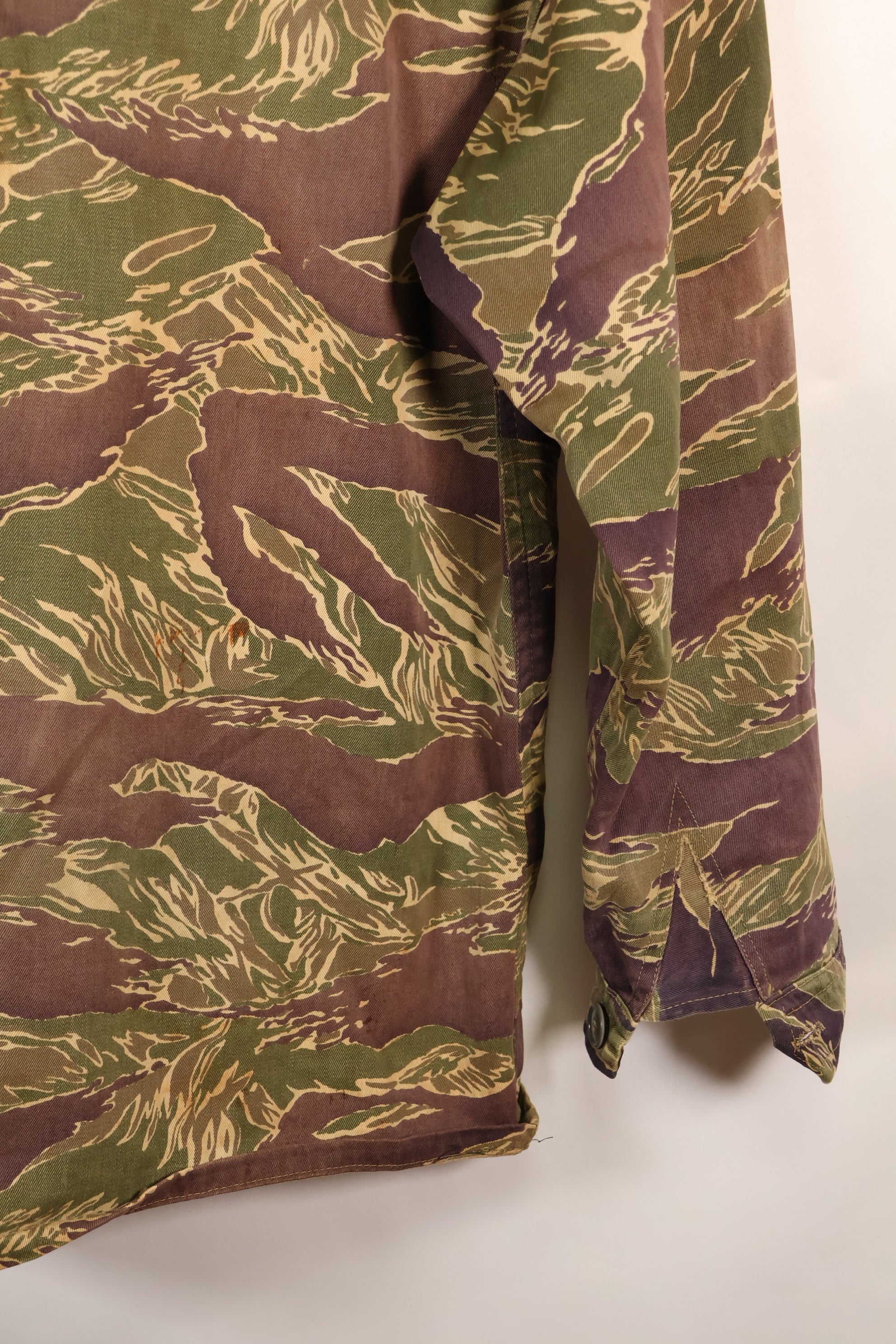 20 世纪 60 年代中期美国裁制的大号冲绳虎虎条纹衬衫，褪色，使用过。