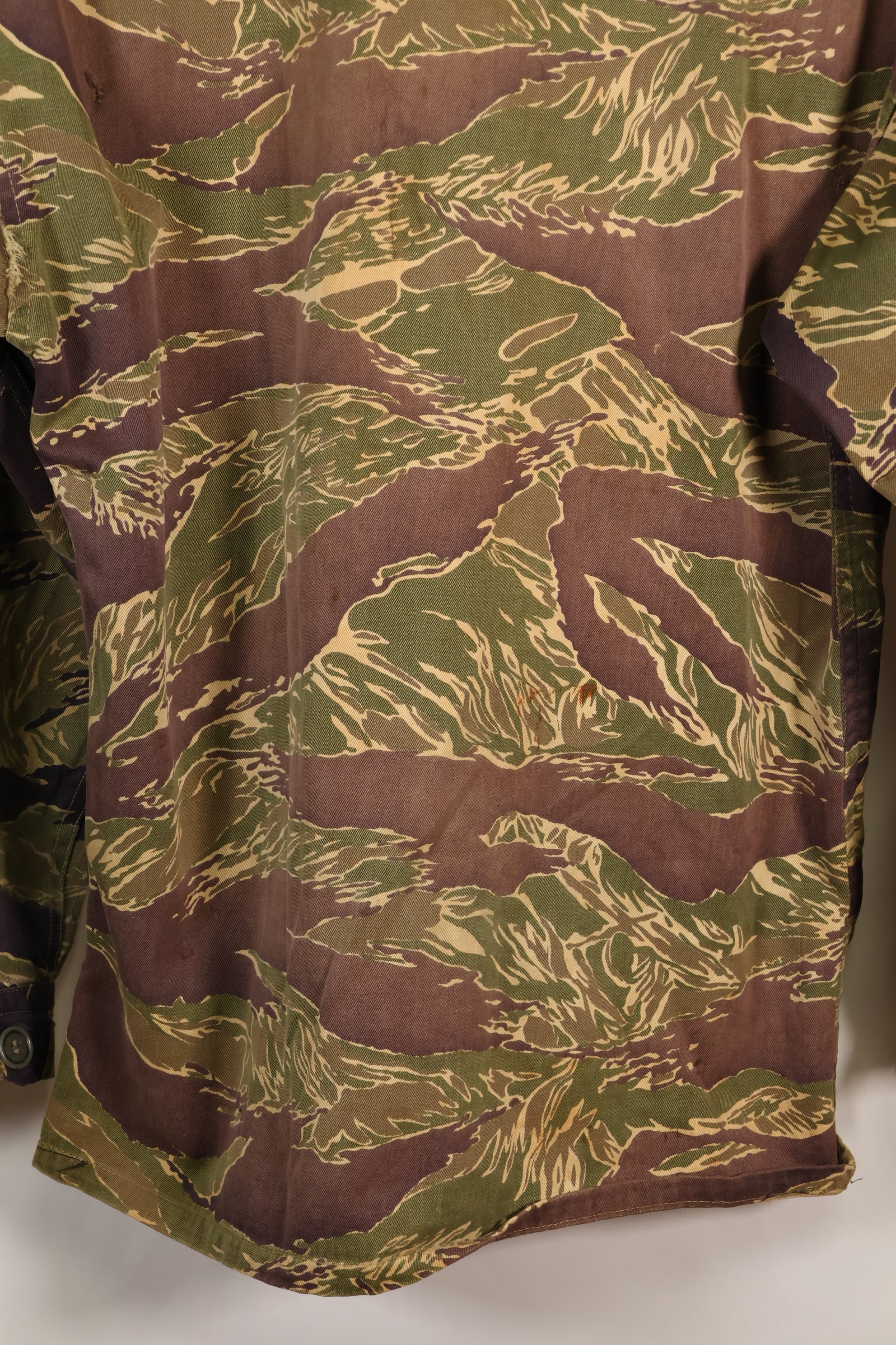 20 世纪 60 年代中期美国裁制的大号冲绳虎虎条纹衬衫，褪色，使用过。