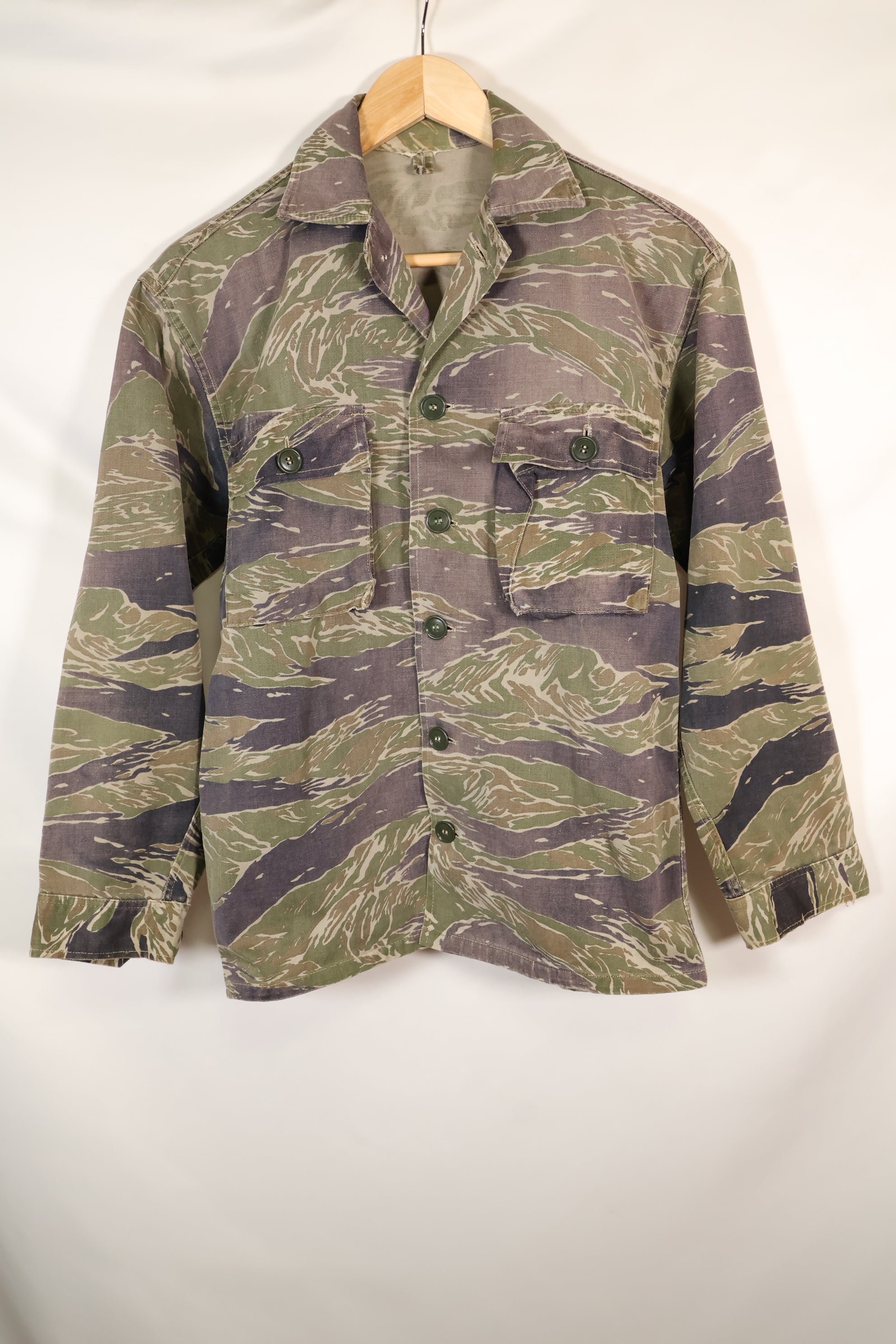 20 世纪 60 年代中期日本银虎亚洲剪裁衬衫，褪色虎纹，二手。