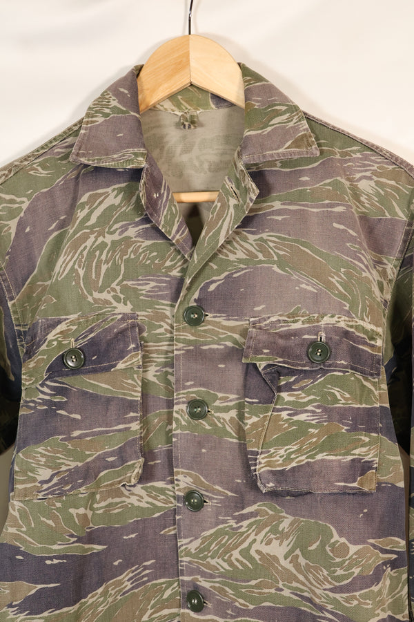 20 世纪 60 年代中期日本银虎亚洲剪裁衬衫，褪色虎纹，二手。