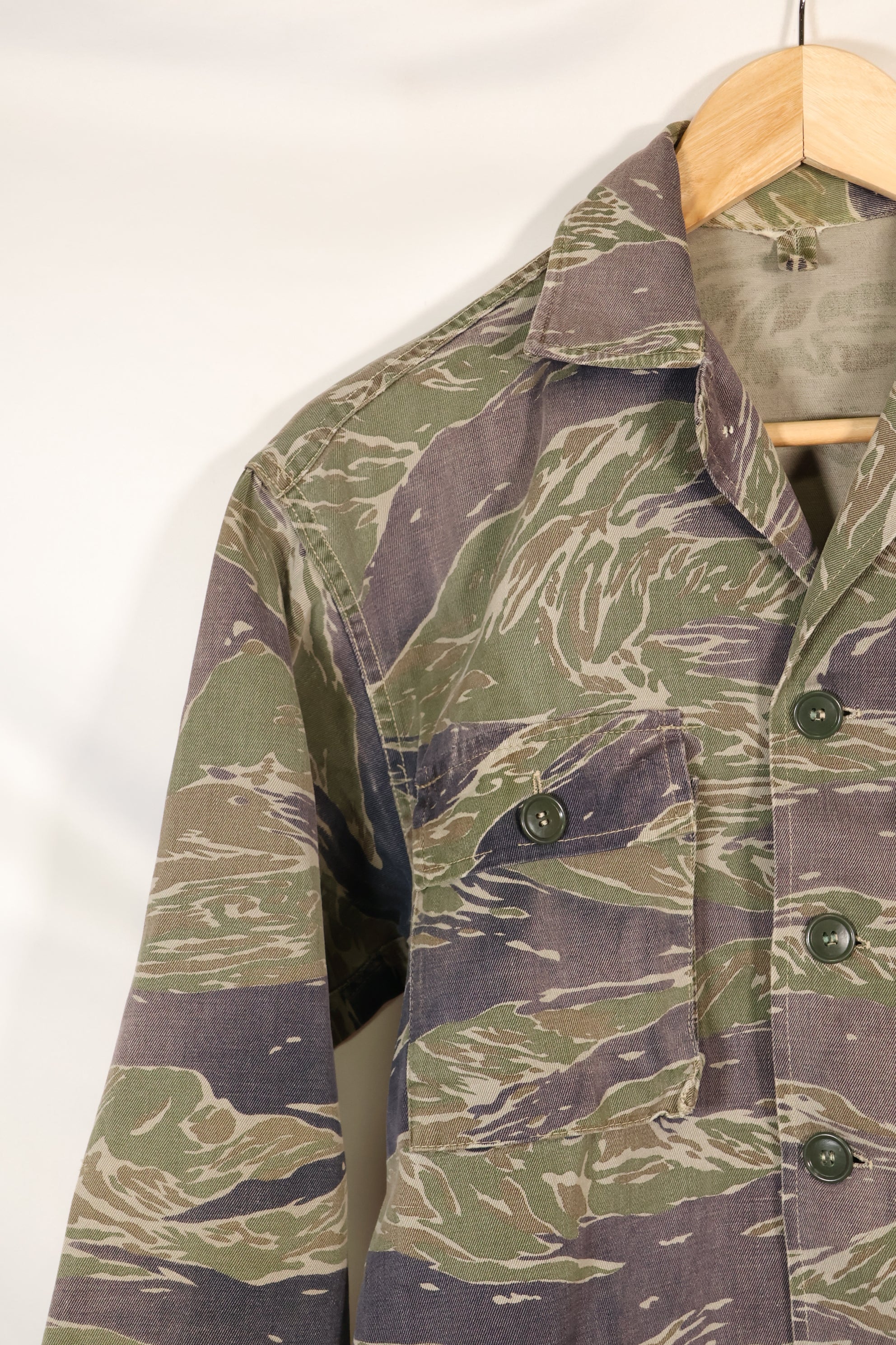 20 世纪 60 年代中期日本银虎亚洲剪裁衬衫，褪色虎纹，二手。