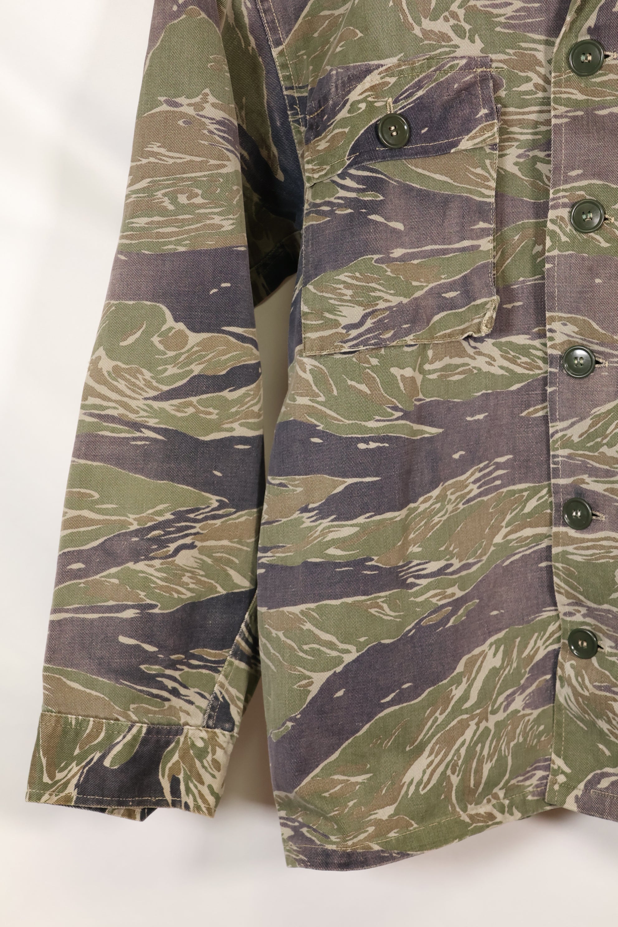 20 世纪 60 年代中期日本银虎亚洲剪裁衬衫，褪色虎纹，二手。