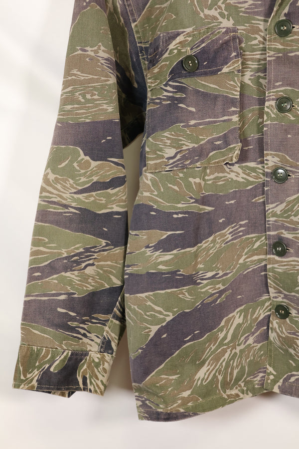 20 世纪 60 年代中期日本银虎亚洲剪裁衬衫，褪色虎纹，二手。