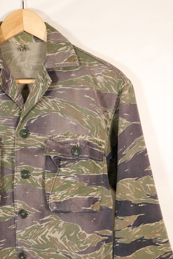 20 世纪 60 年代中期日本银虎亚洲剪裁衬衫，褪色虎纹，二手。