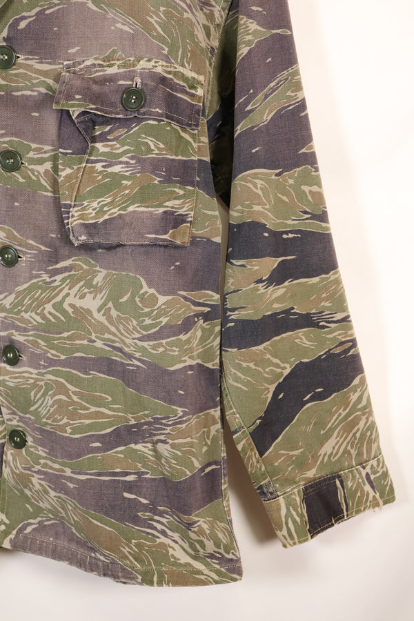 20 世纪 60 年代中期日本银虎亚洲剪裁衬衫，褪色虎纹，二手。