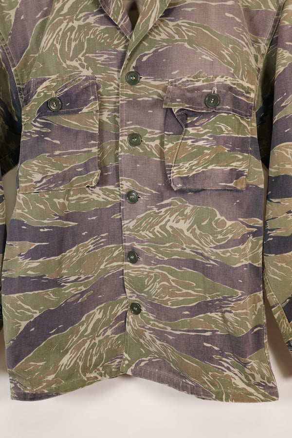 20 世纪 60 年代中期日本银虎亚洲剪裁衬衫，褪色虎纹，二手。