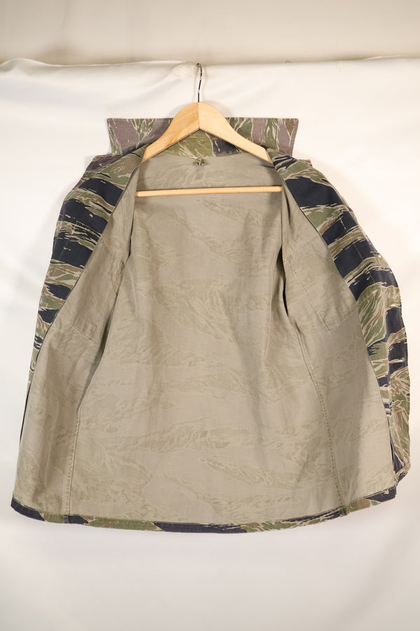 20 世纪 60 年代中期日本银虎亚洲剪裁衬衫，褪色虎纹，二手。