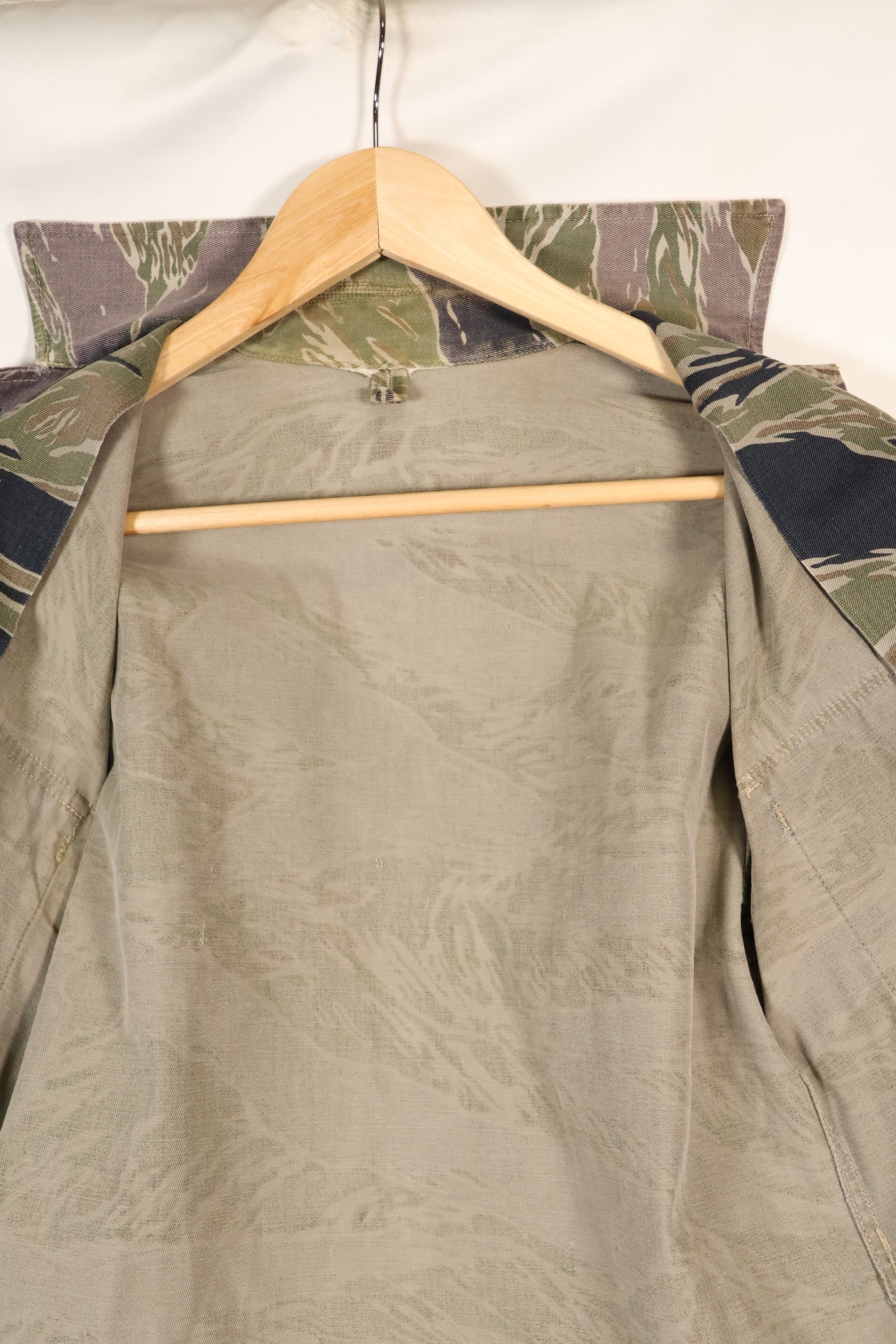 20 世纪 60 年代中期日本银虎亚洲剪裁衬衫，褪色虎纹，二手。