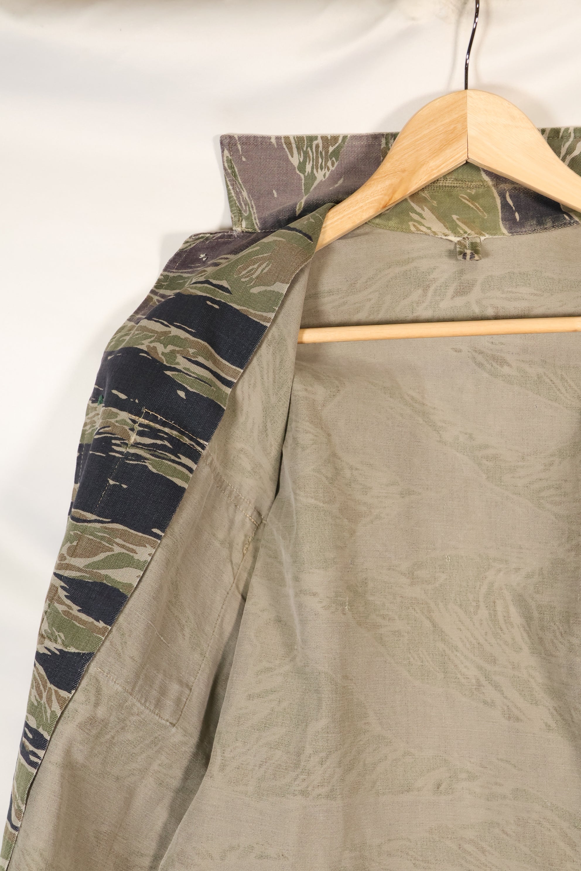 20 世纪 60 年代中期日本银虎亚洲剪裁衬衫，褪色虎纹，二手。