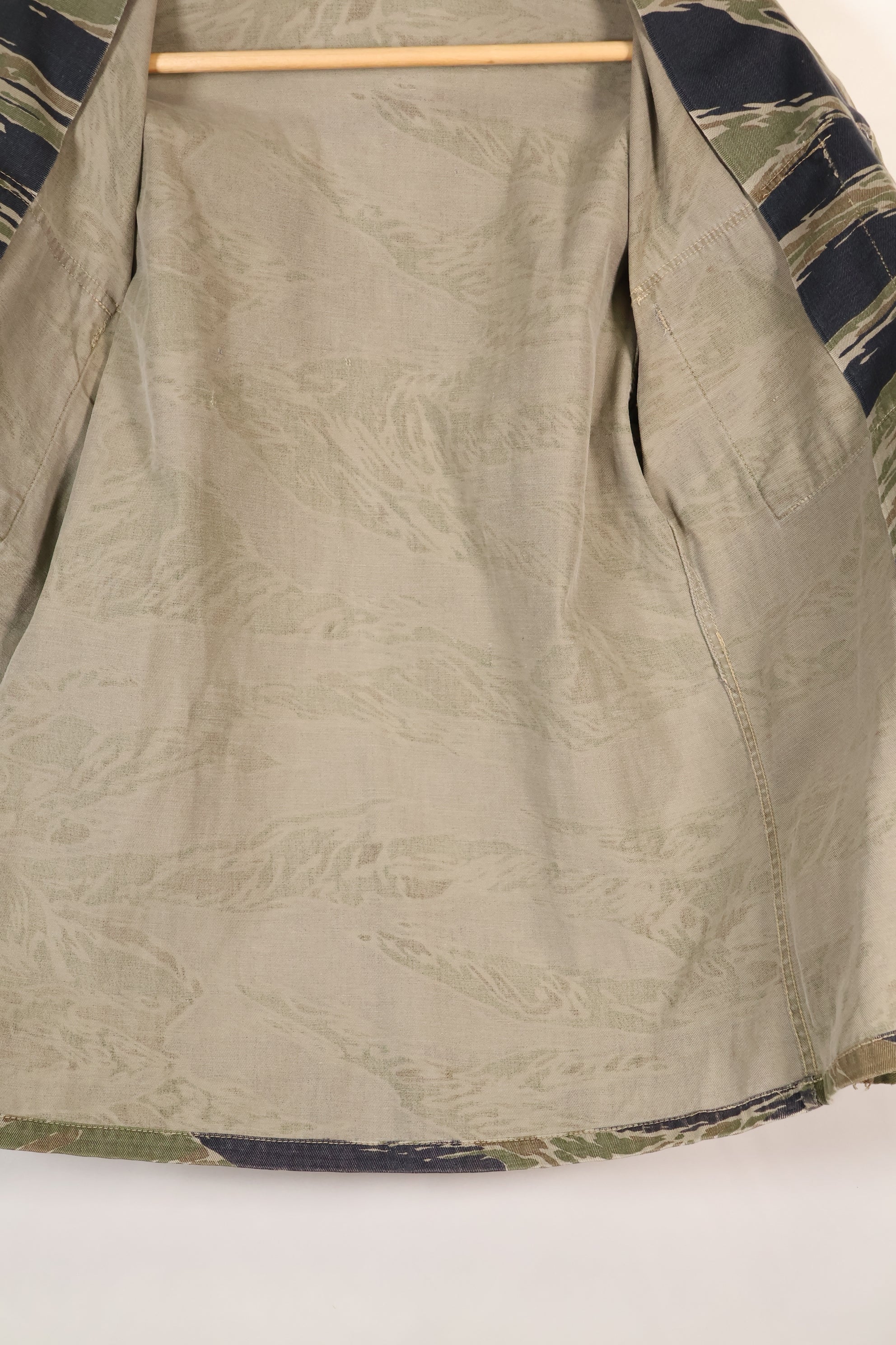 20 世纪 60 年代中期日本银虎亚洲剪裁衬衫，褪色虎纹，二手。