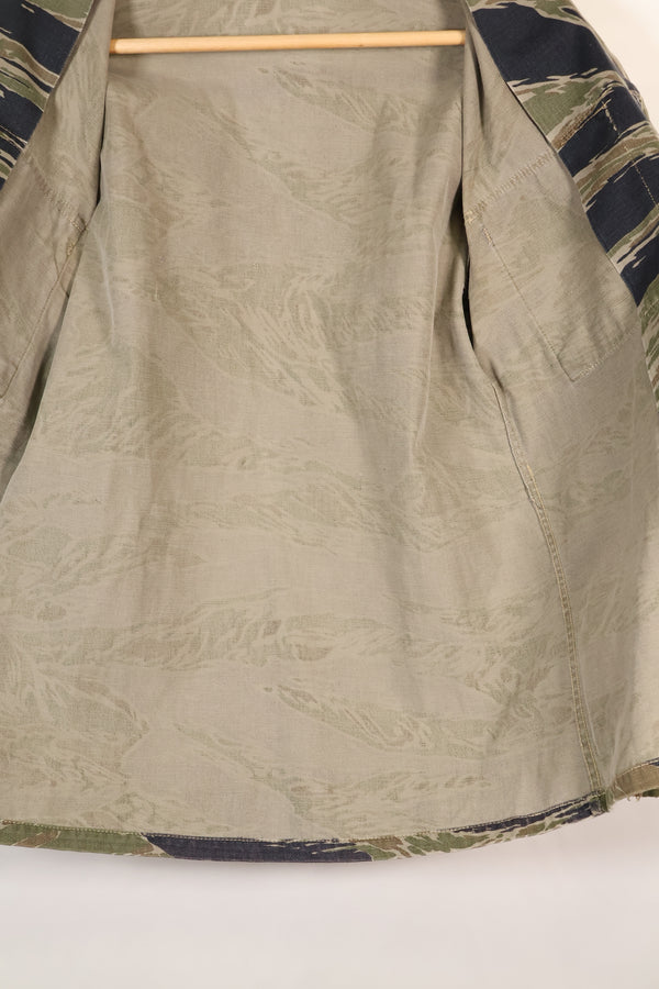 20 世纪 60 年代中期日本银虎亚洲剪裁衬衫，褪色虎纹，二手。