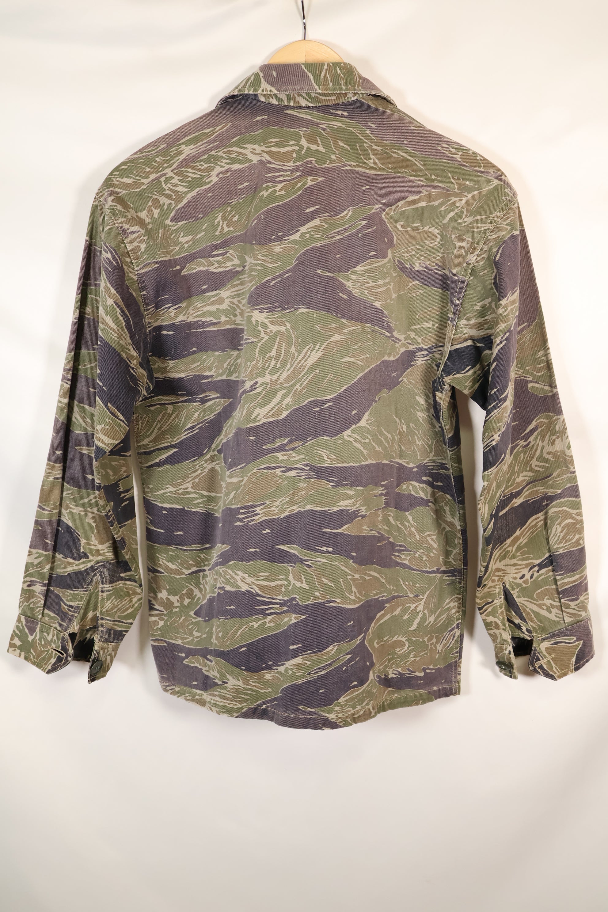 20 世纪 60 年代中期日本银虎亚洲剪裁衬衫，褪色虎纹，二手。