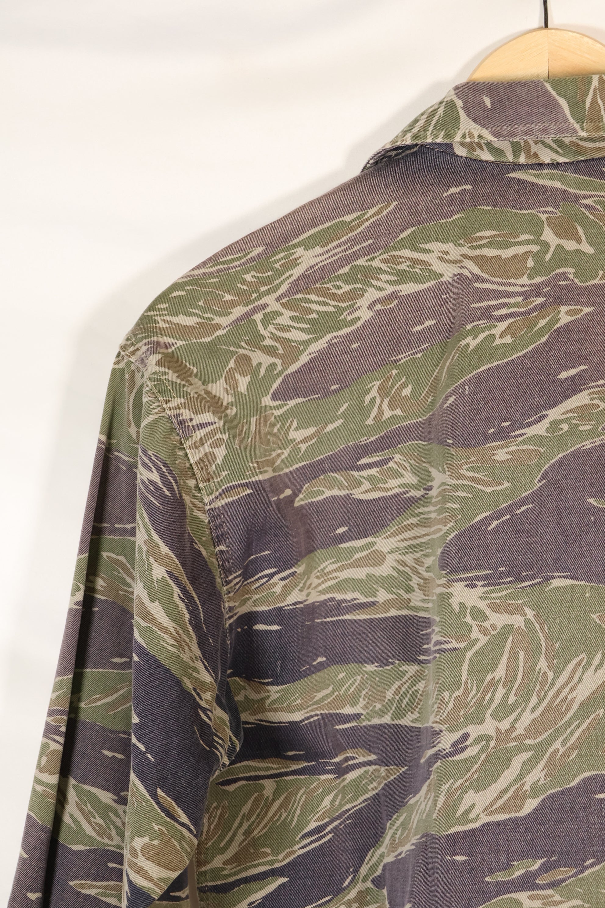 20 世纪 60 年代中期日本银虎亚洲剪裁衬衫，褪色虎纹，二手。