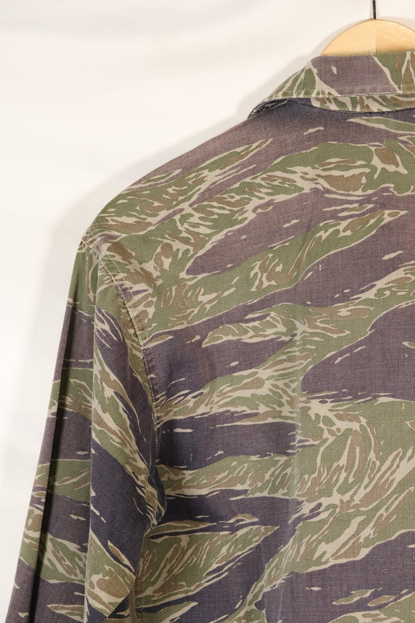 20 世纪 60 年代中期日本银虎亚洲剪裁衬衫，褪色虎纹，二手。