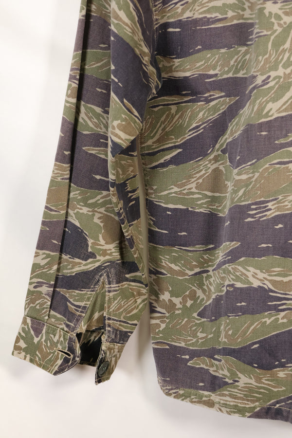 20 世纪 60 年代中期日本银虎亚洲剪裁衬衫，褪色虎纹，二手。