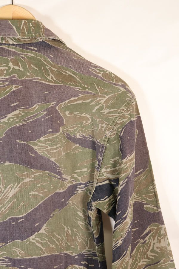 20 世纪 60 年代中期日本银虎亚洲剪裁衬衫，褪色虎纹，二手。