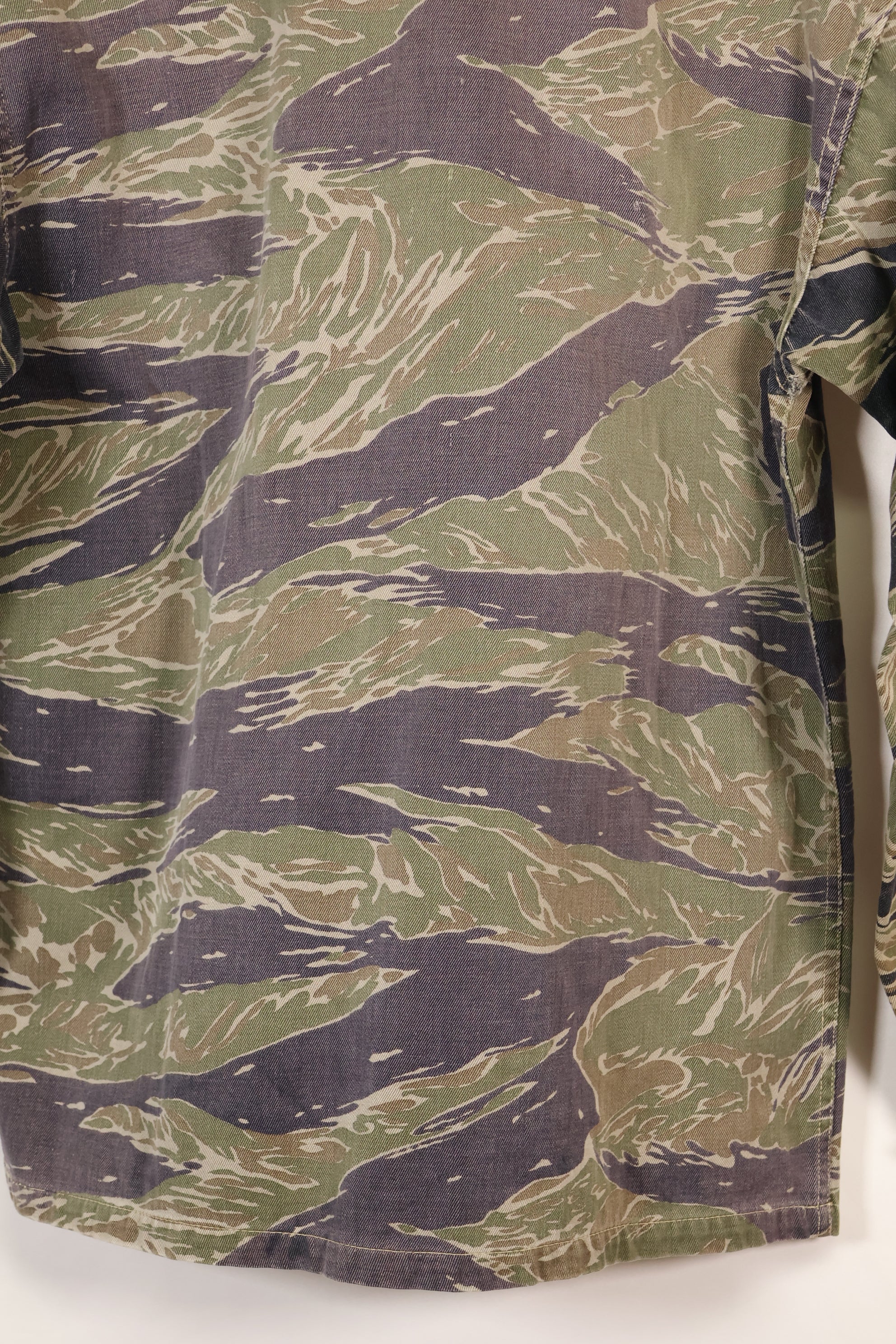 20 世纪 60 年代中期日本银虎亚洲剪裁衬衫，褪色虎纹，二手。