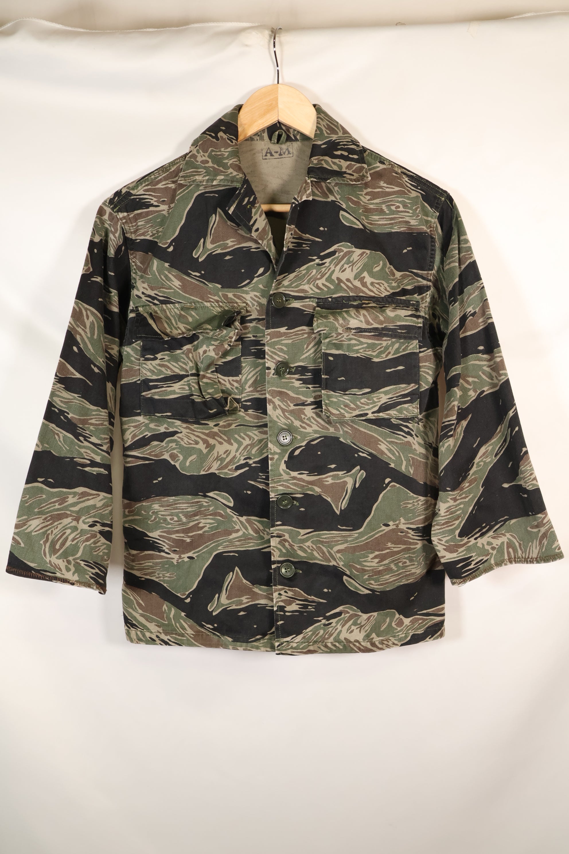 1960 年代日本银虎亚洲剪裁衬衫，虎纹，二手，无袖口。