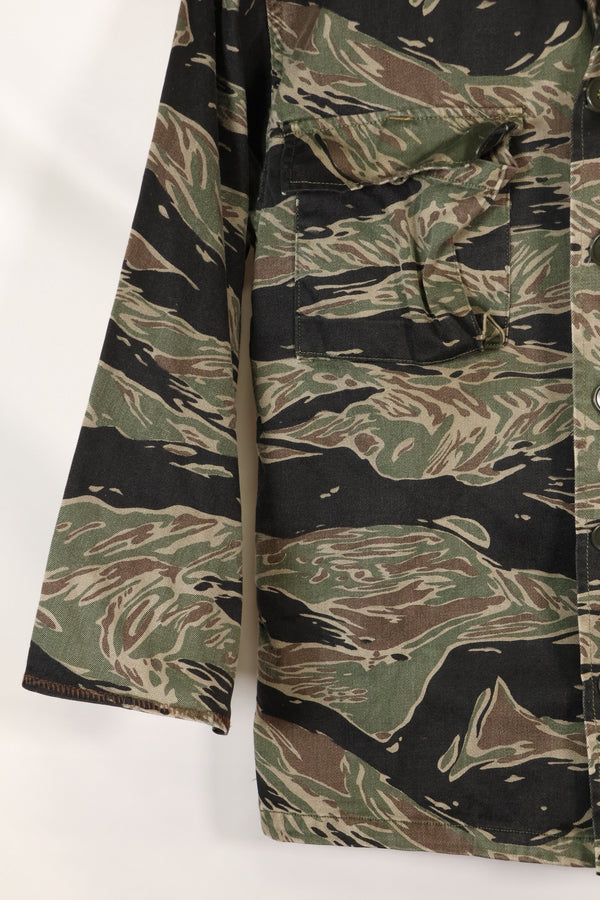 1960 年代日本银虎亚洲剪裁衬衫，虎纹，二手，无袖口。