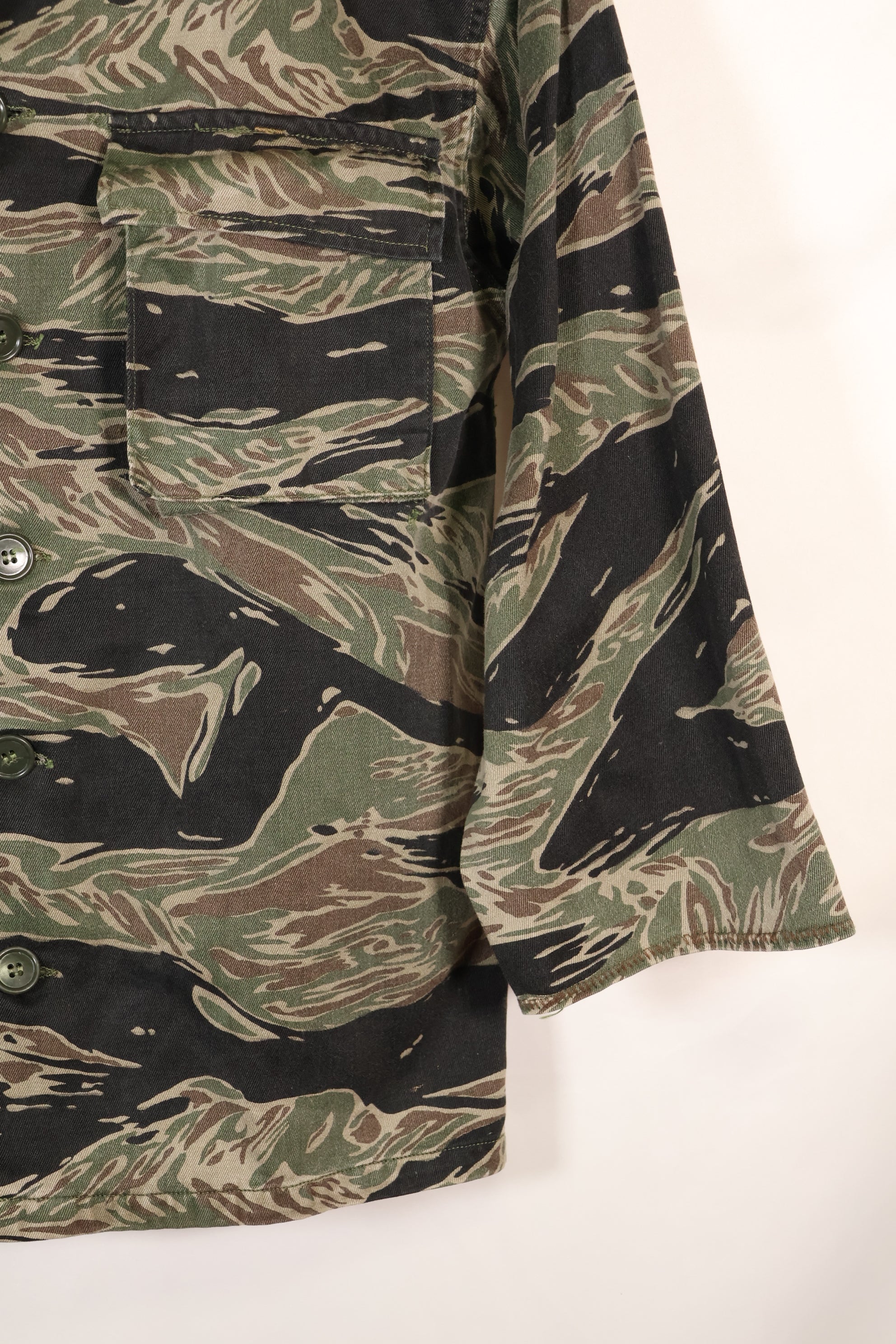 1960 年代日本银虎亚洲剪裁衬衫，虎纹，二手，无袖口。