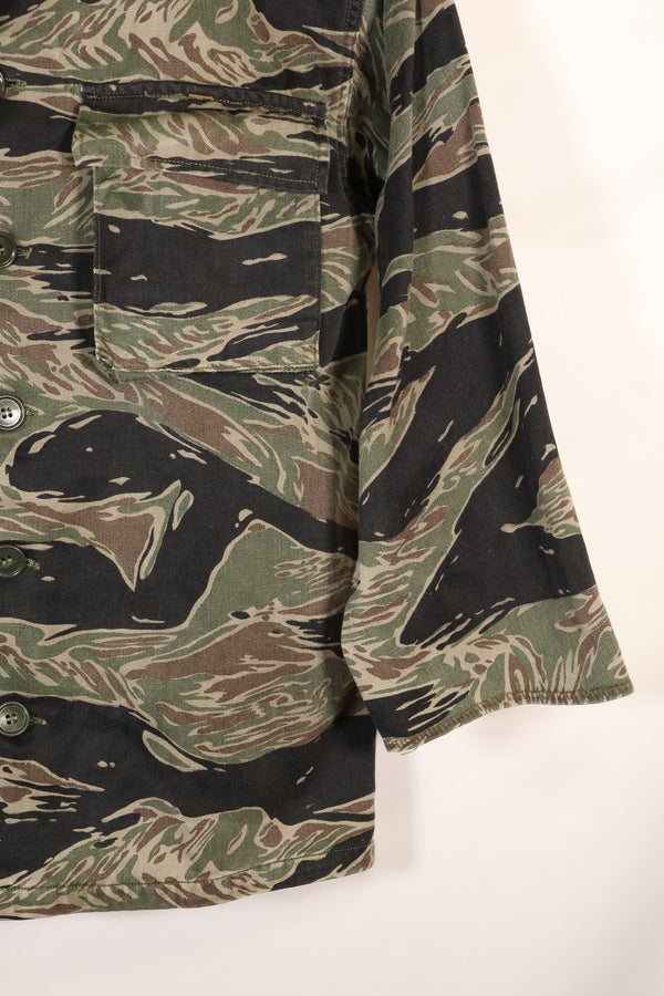 1960 年代日本银虎亚洲剪裁衬衫，虎纹，二手，无袖口。