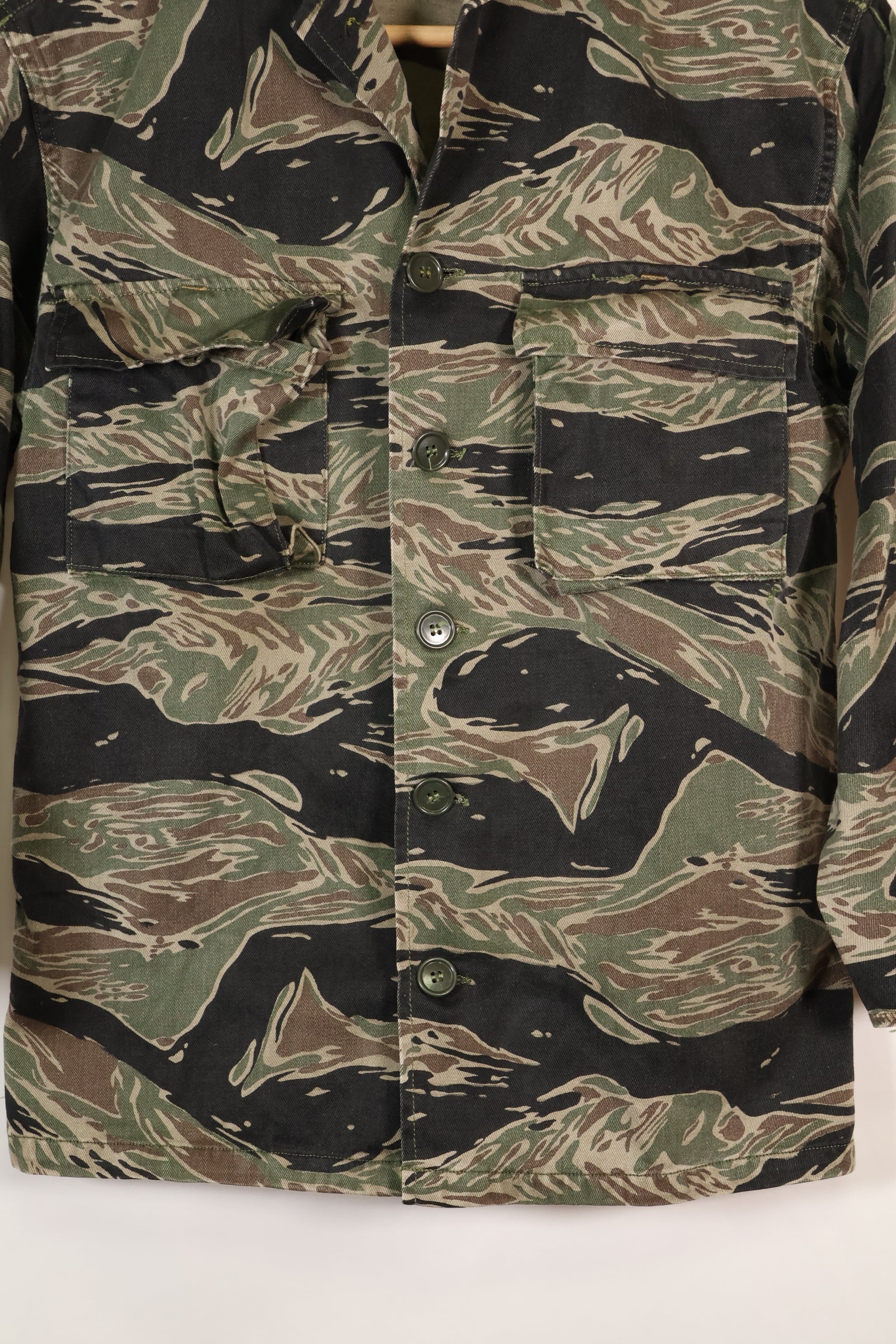 1960 年代日本银虎亚洲剪裁衬衫，虎纹，二手，无袖口。