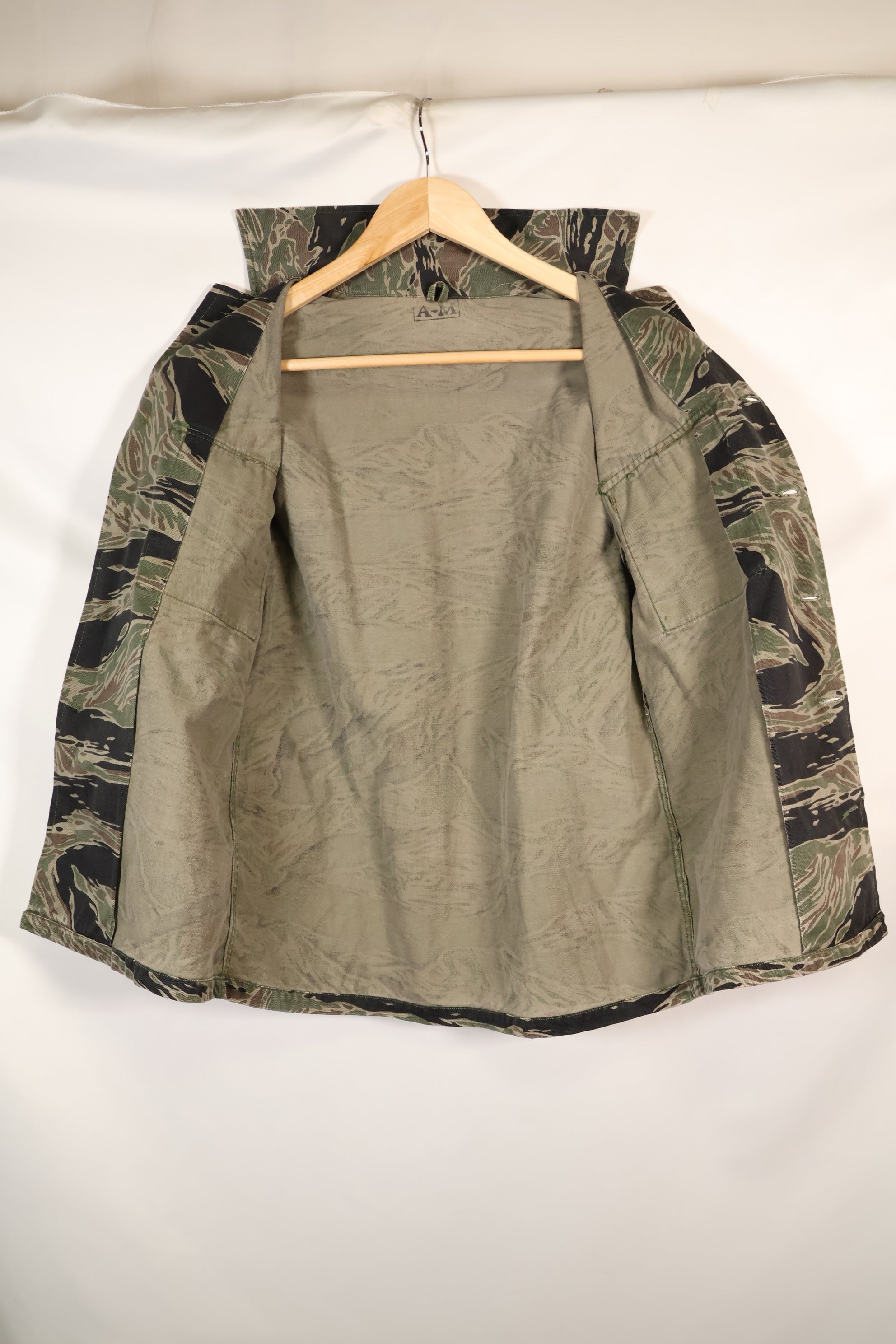 1960 年代日本银虎亚洲剪裁衬衫，虎纹，二手，无袖口。