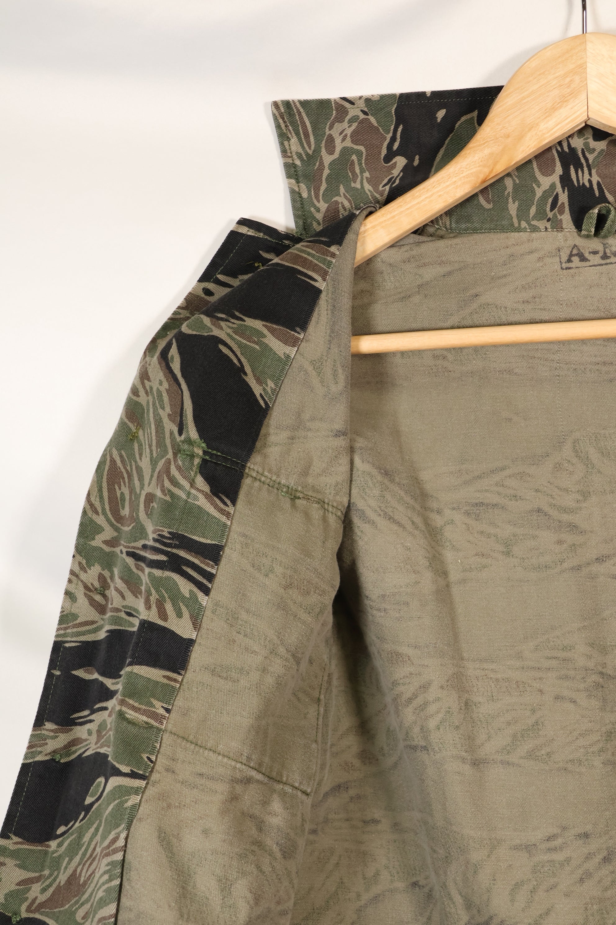 1960 年代日本银虎亚洲剪裁衬衫，虎纹，二手，无袖口。