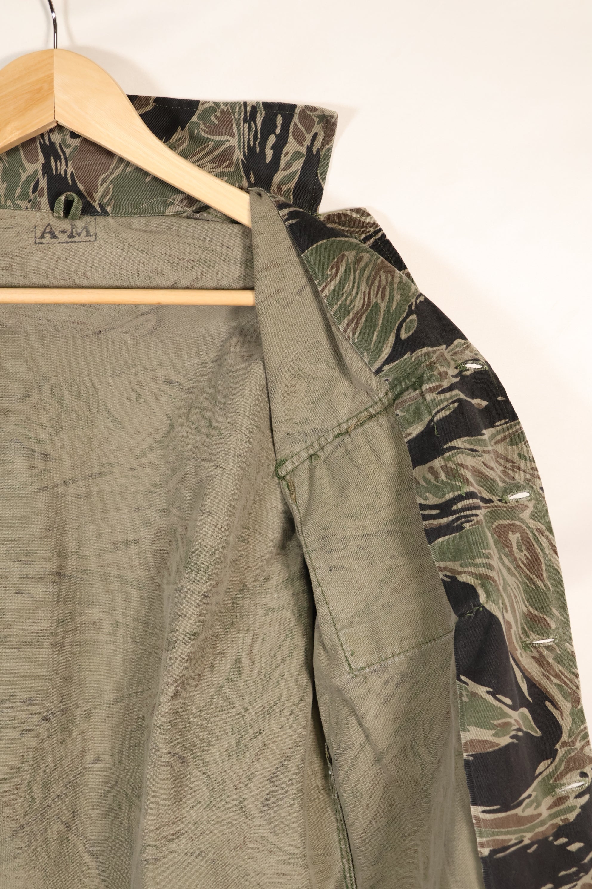 1960 年代日本银虎亚洲剪裁衬衫，虎纹，二手，无袖口。