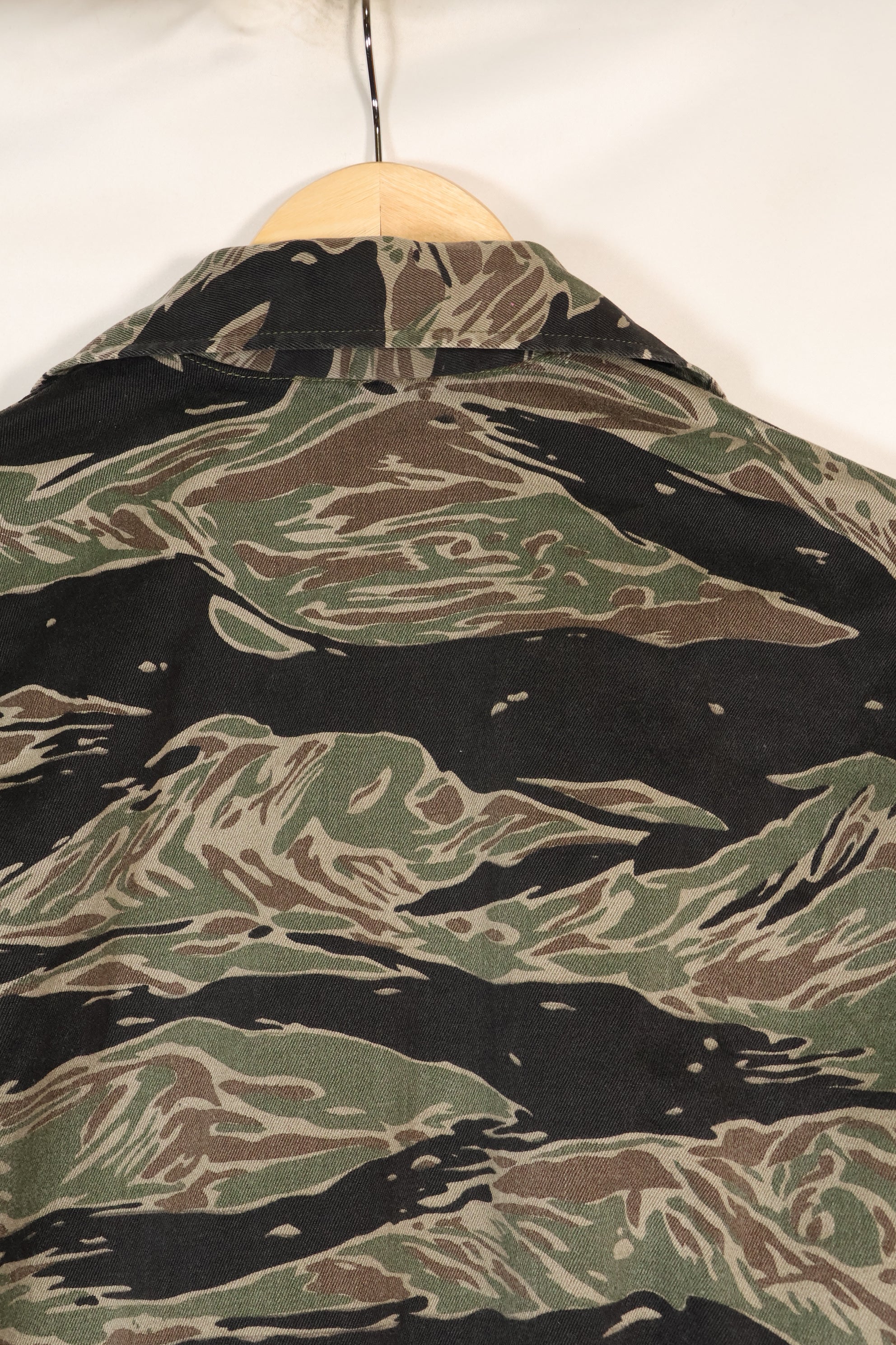 1960 年代日本银虎亚洲剪裁衬衫，虎纹，二手，无袖口。