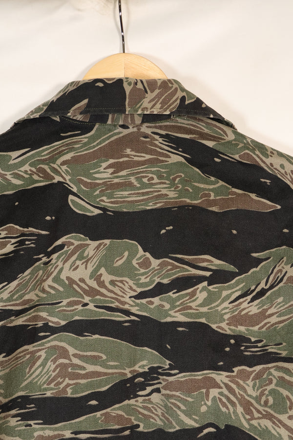 1960 年代日本银虎亚洲剪裁衬衫，虎纹，二手，无袖口。