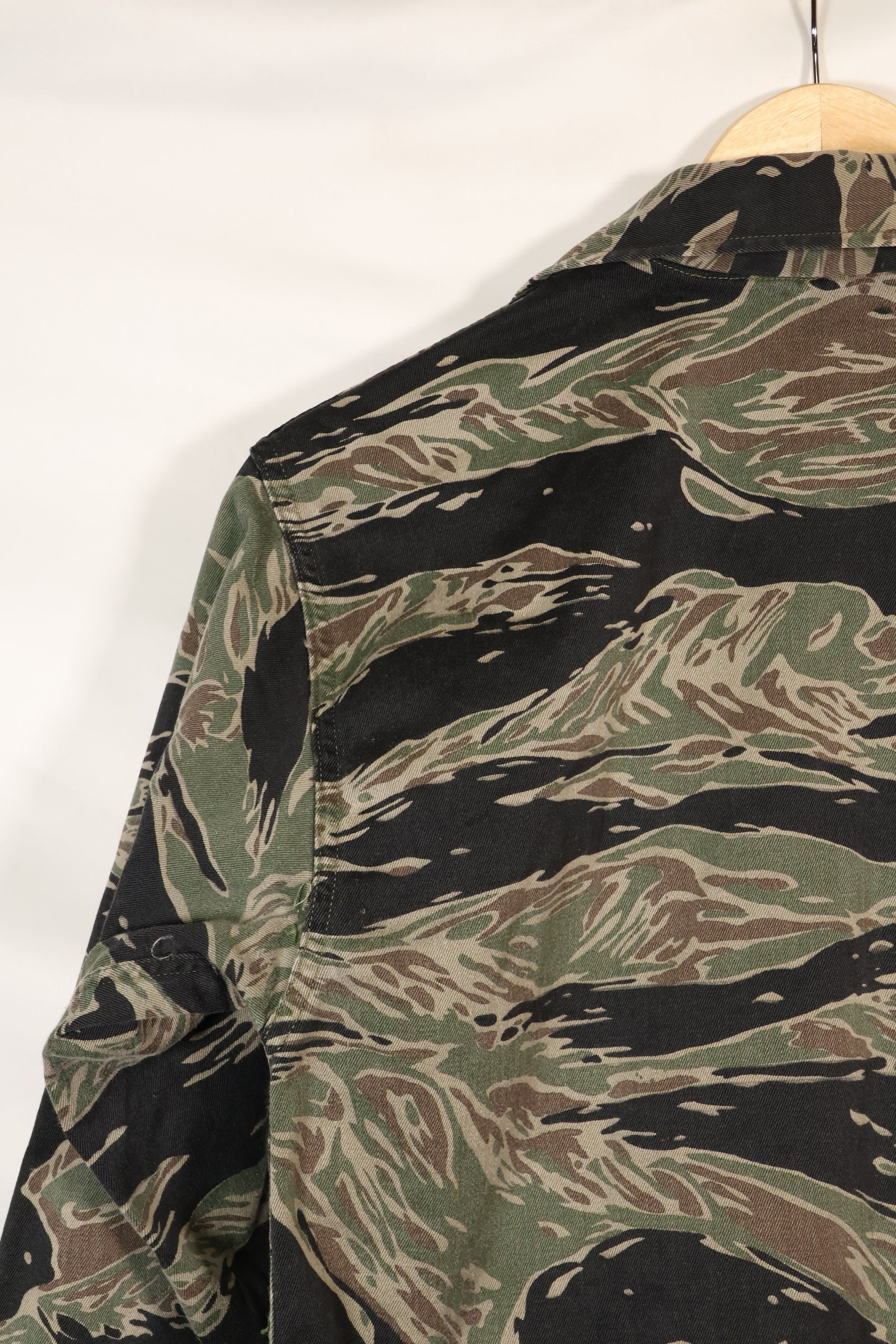 1960 年代日本银虎亚洲剪裁衬衫，虎纹，二手，无袖口。