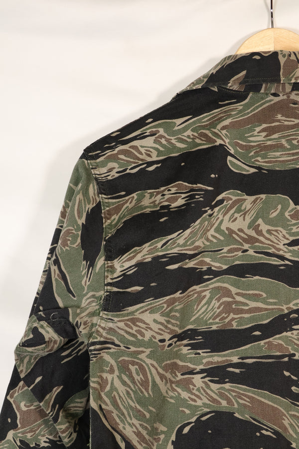 1960 年代日本银虎亚洲剪裁衬衫，虎纹，二手，无袖口。