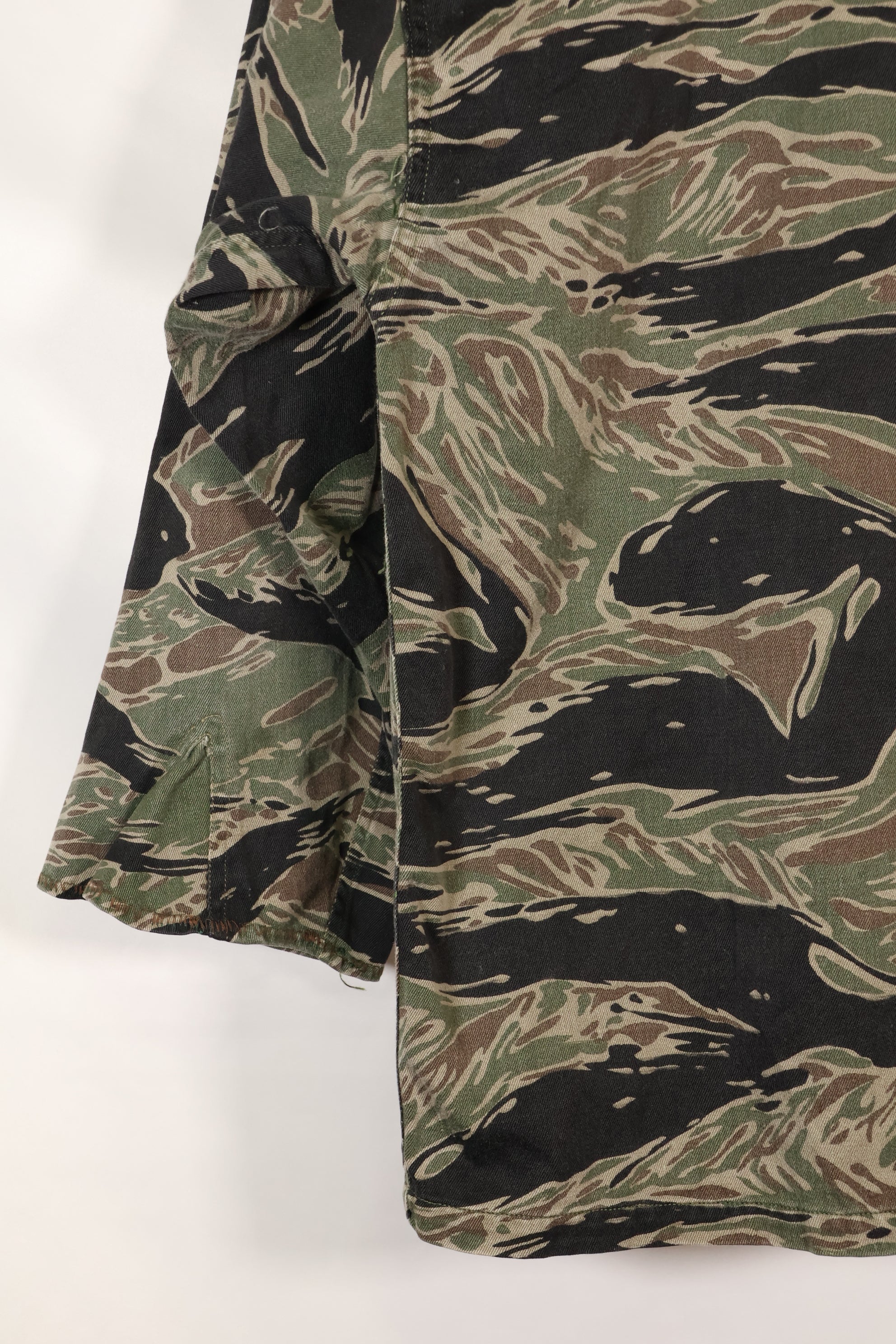 1960 年代日本银虎亚洲剪裁衬衫，虎纹，二手，无袖口。