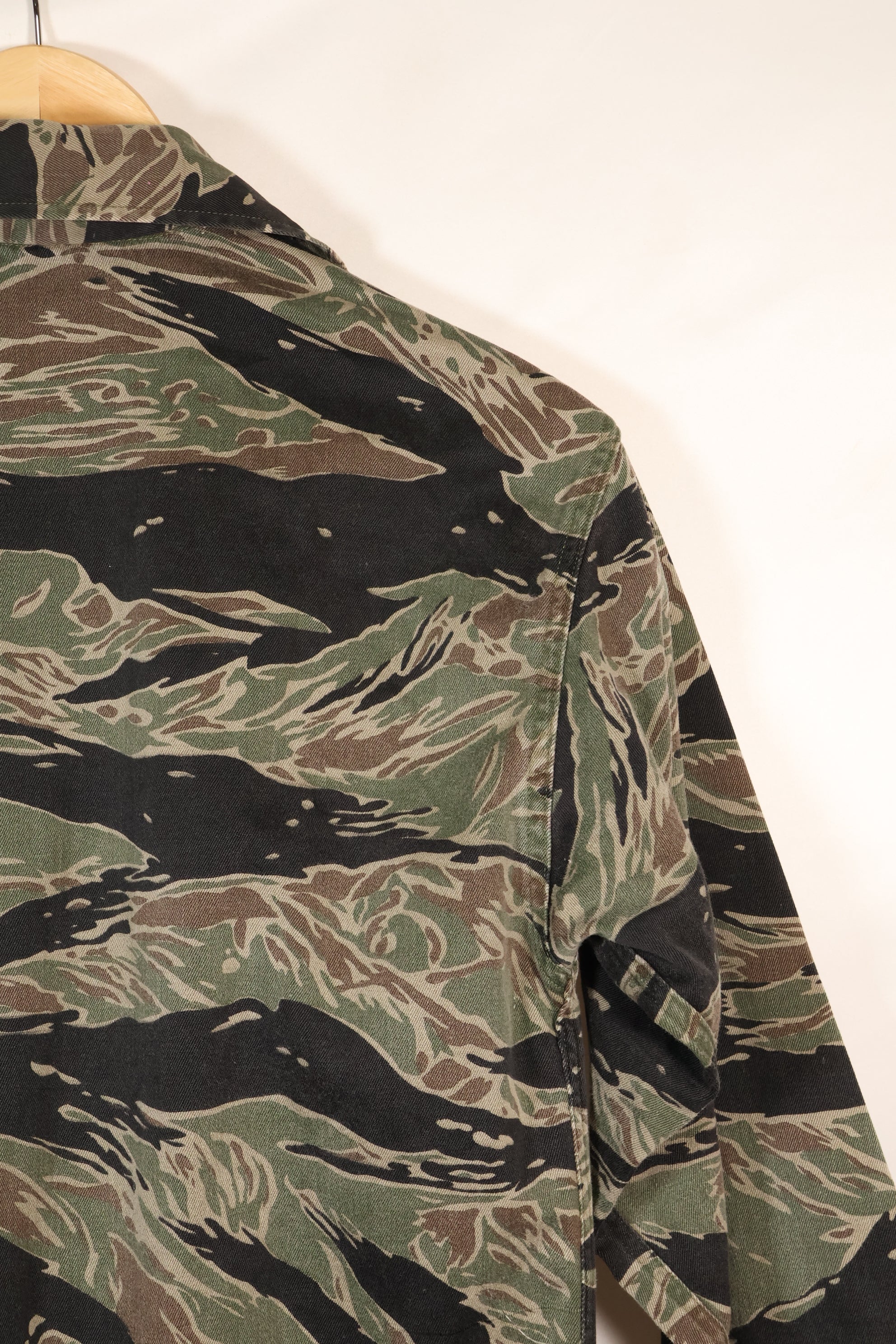 1960 年代日本银虎亚洲剪裁衬衫，虎纹，二手，无袖口。