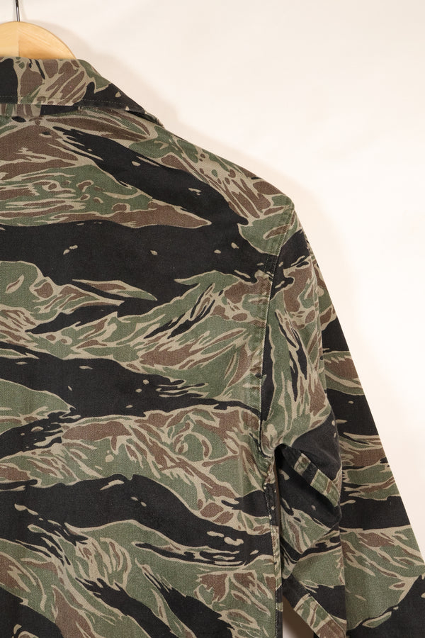 1960 年代日本银虎亚洲剪裁衬衫，虎纹，二手，无袖口。