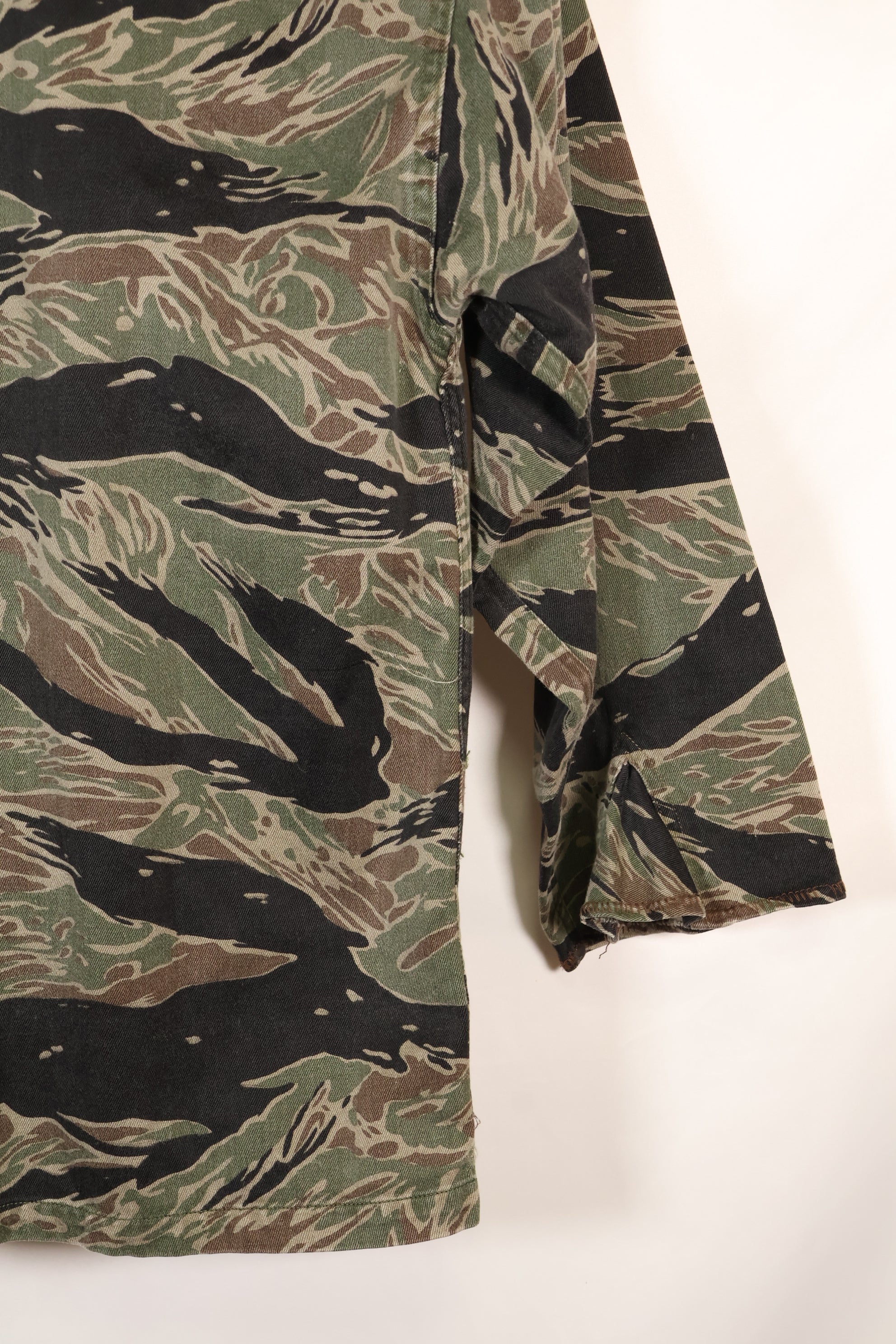 1960 年代日本银虎亚洲剪裁衬衫，虎纹，二手，无袖口。