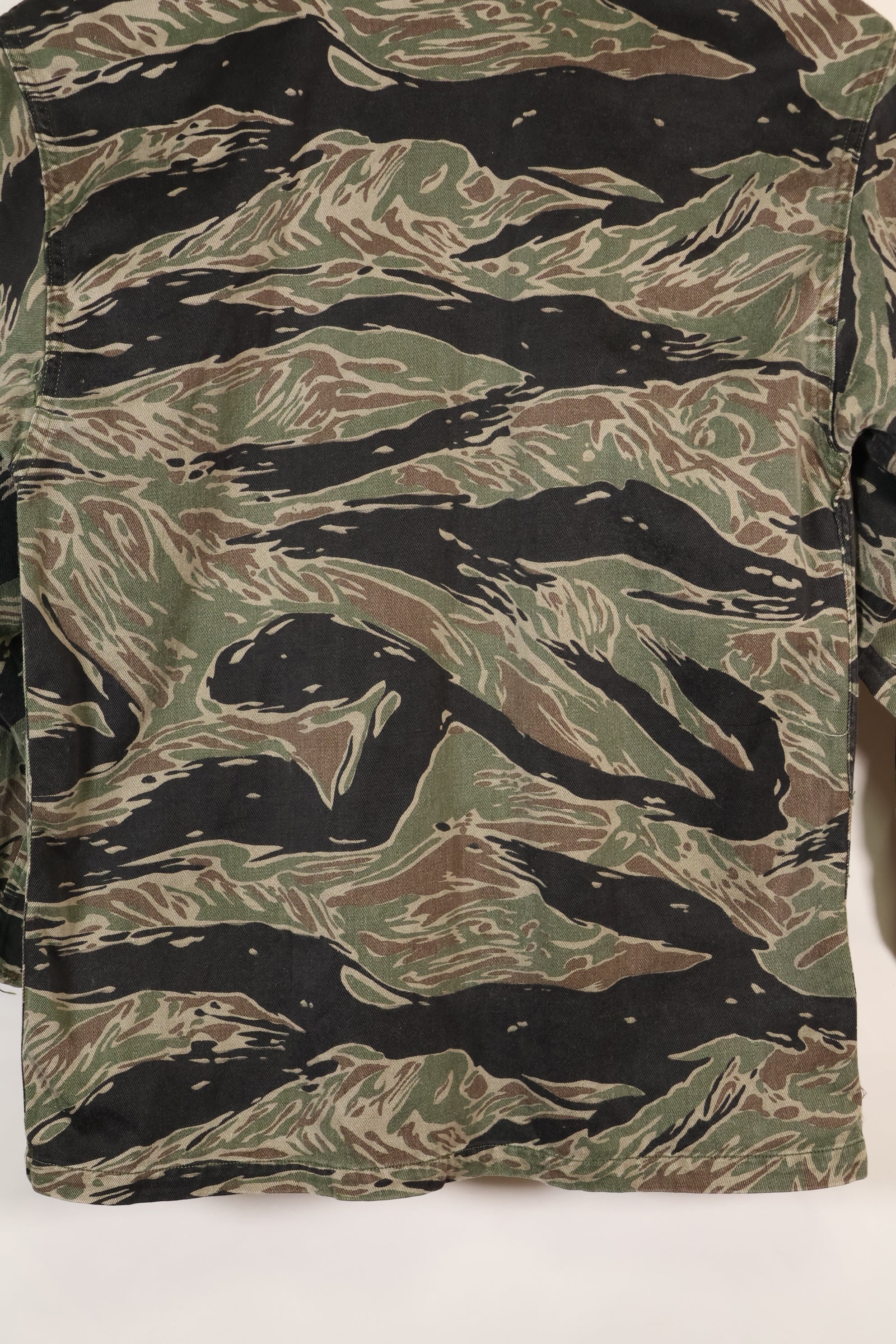 1960 年代日本银虎亚洲剪裁衬衫，虎纹，二手，无袖口。