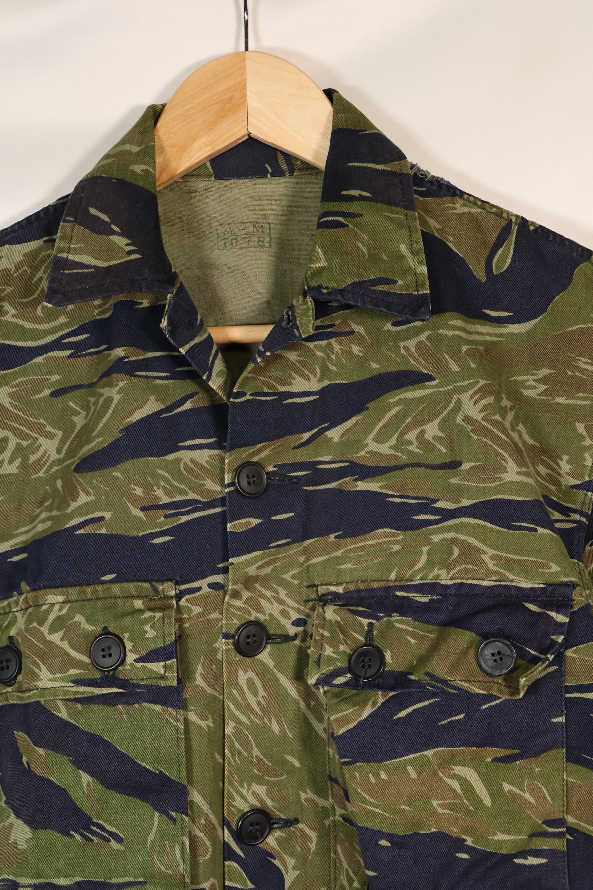 20 世纪 70 年代早期 A-M TO-78 银虎变体虎纹衬衫，二手。