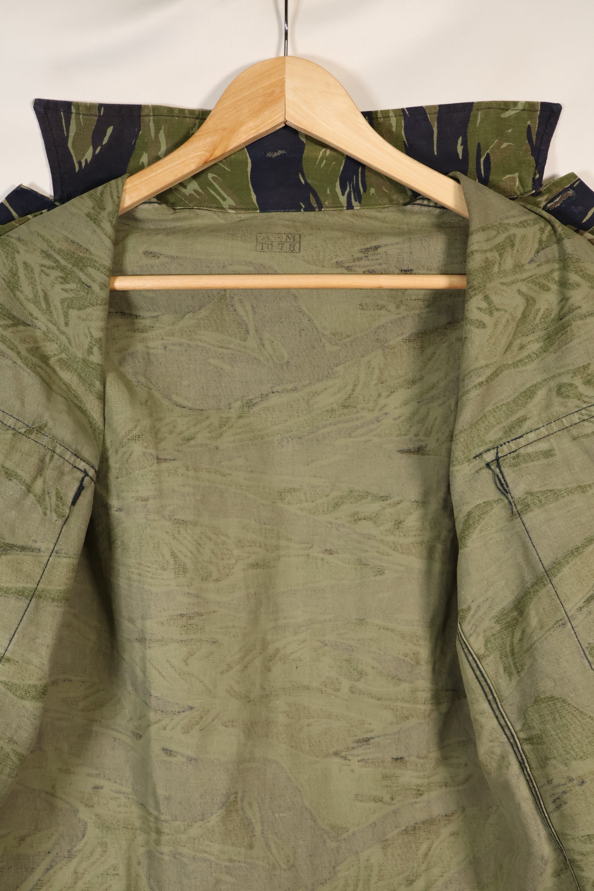 20 世纪 70 年代早期 A-M TO-78 银虎变体虎纹衬衫，二手。