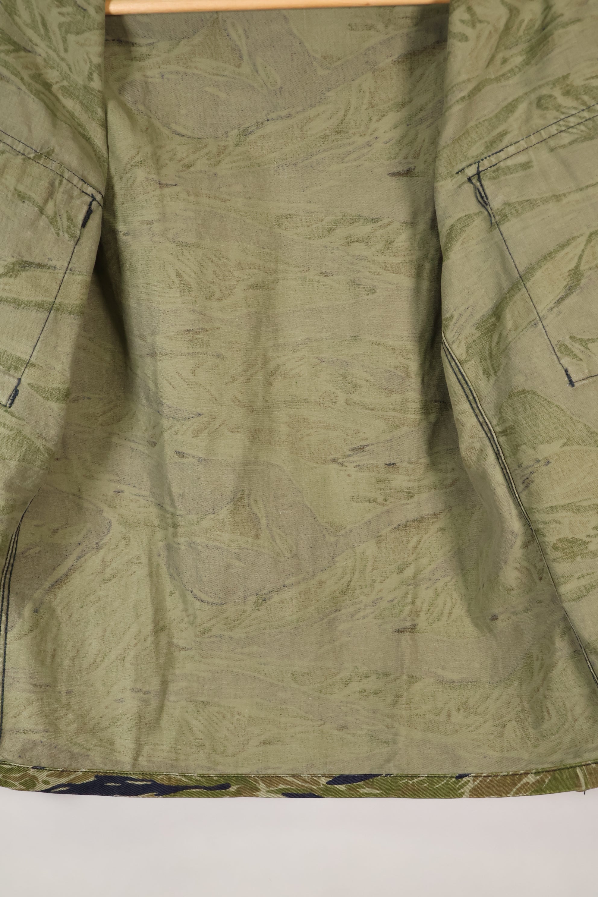 20 世纪 70 年代早期 A-M TO-78 银虎变体虎纹衬衫，二手。