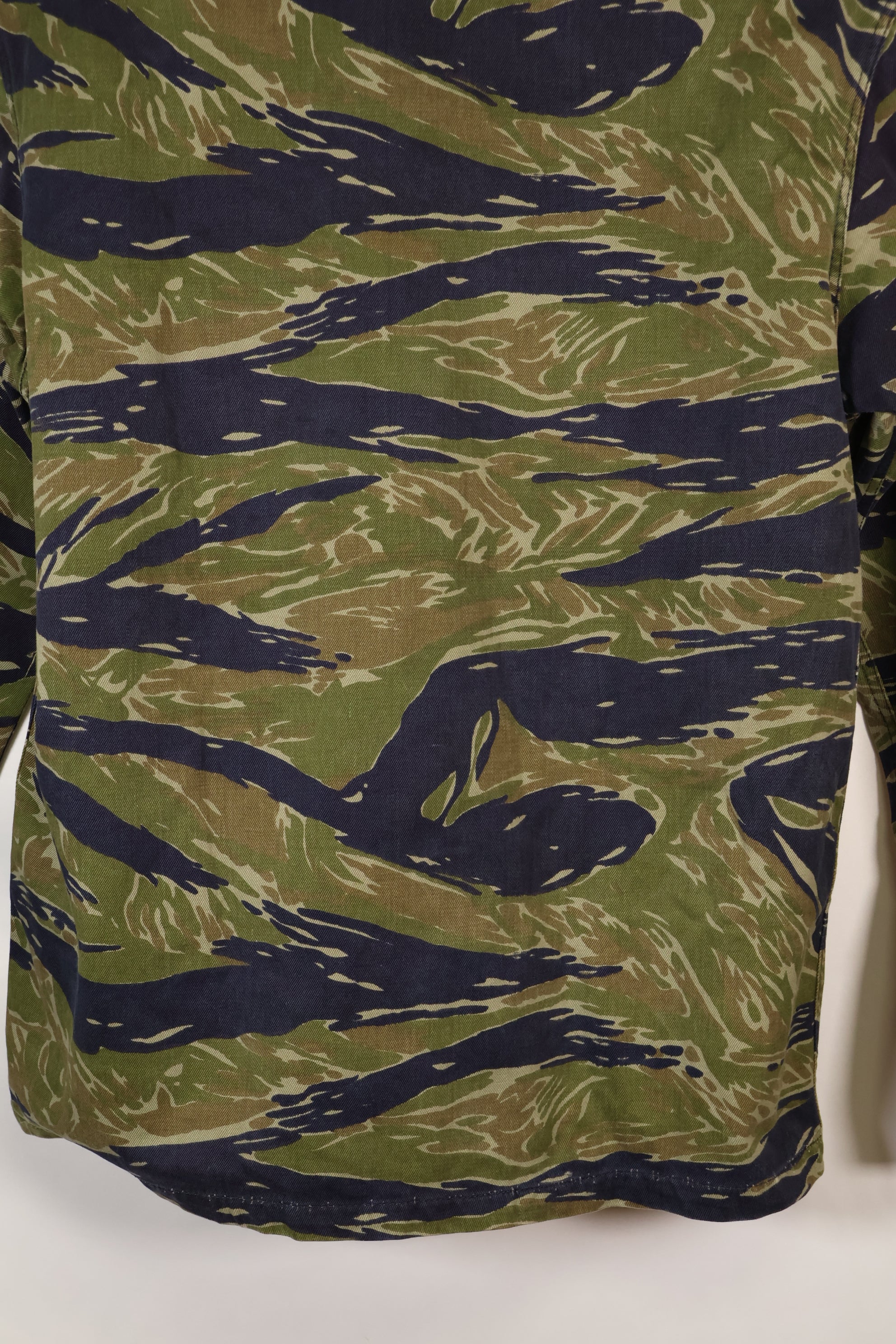 20 世纪 70 年代早期 A-M TO-78 银虎变体虎纹衬衫，二手。