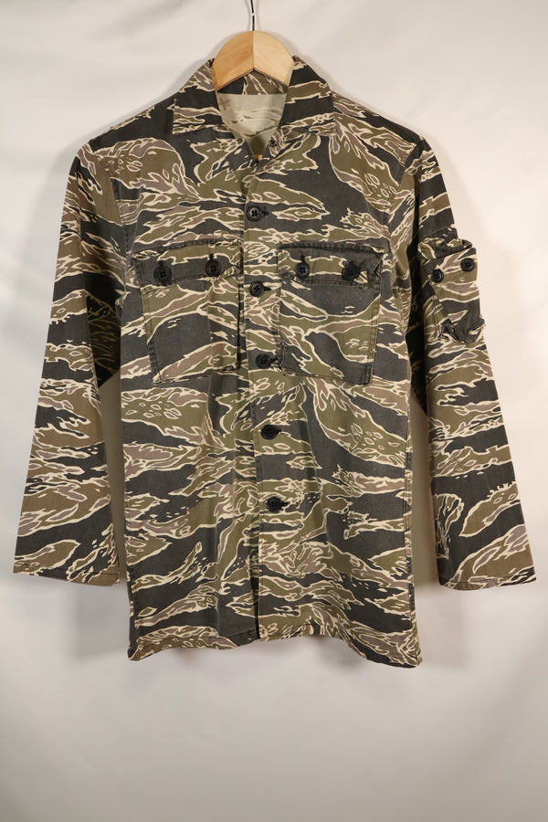 20 世纪 70 年代早期战争后期图案虎纹厚棉布衬衫，褪色，使用过。