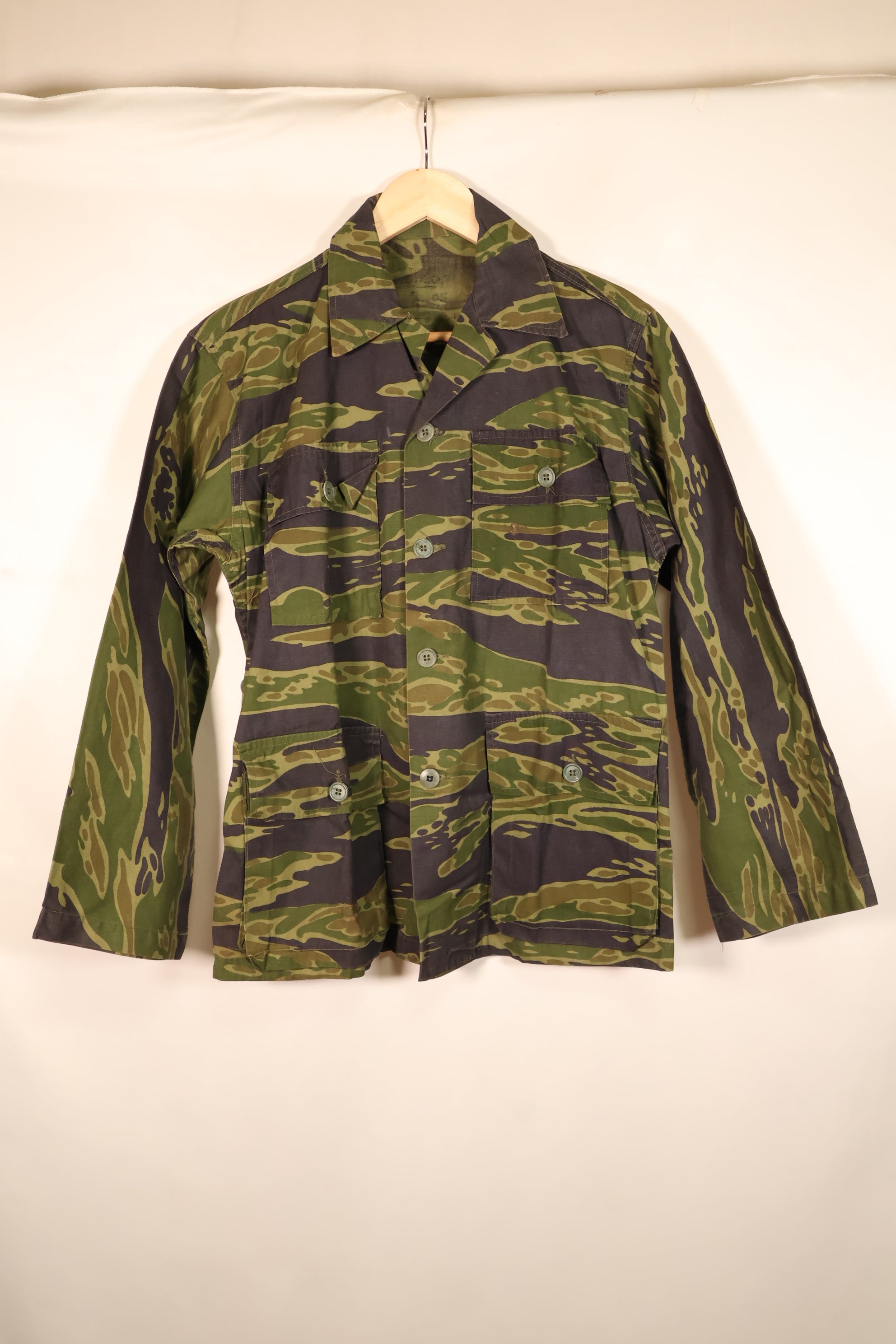 Early 1970s, Size S–M, South Vietnamese Marine Corps (VNMC), 5th Pattern Tiger Stripe Shirt, in good condition　