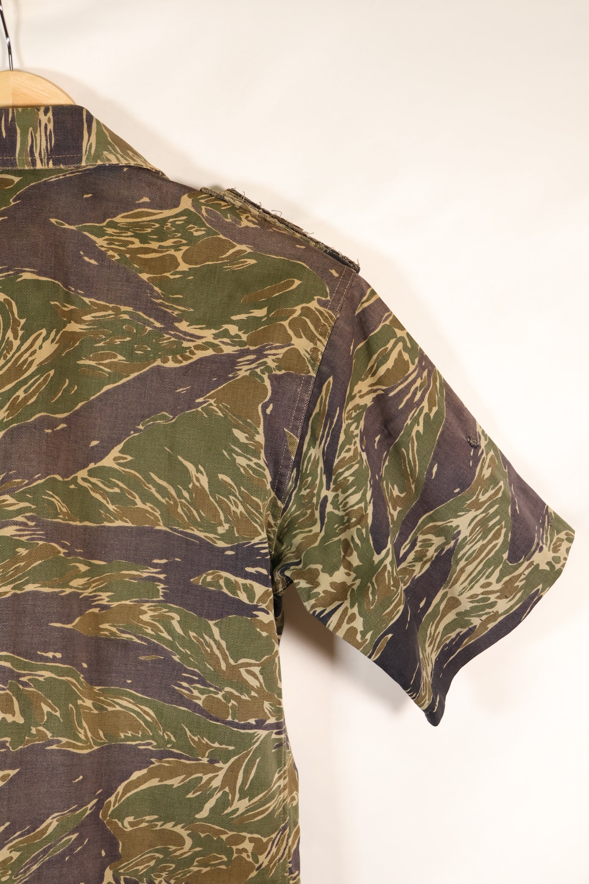 1960's semi A-M silver tiger shirt Asian cut epaulette modified used